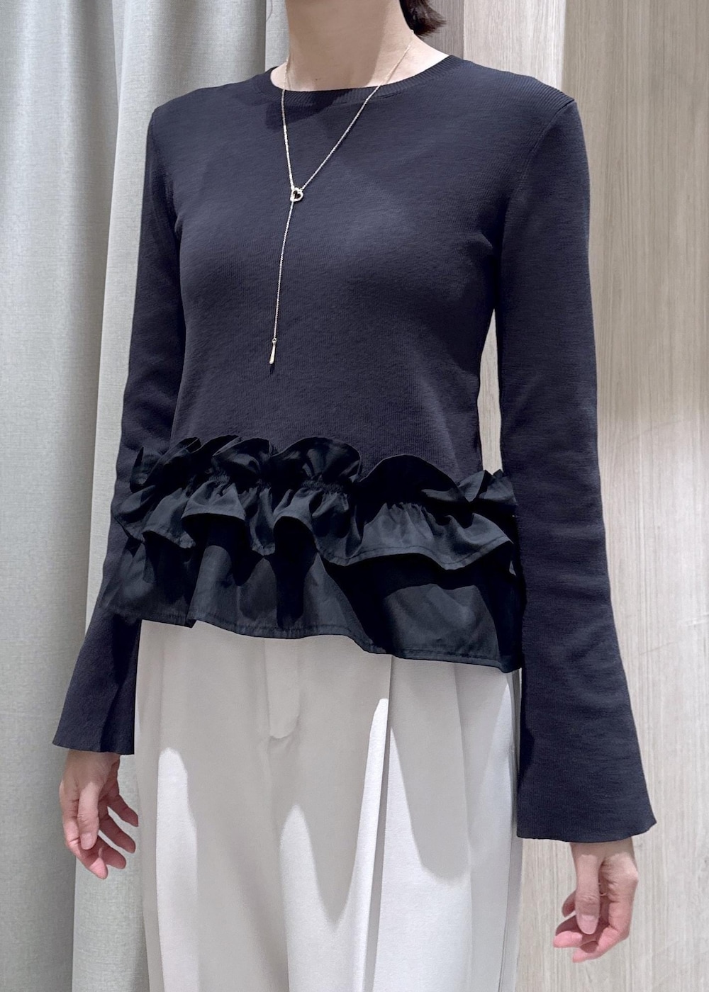 ベージュ系のその他パンツ、ブラック系のショルダーバッグ、ブラック系のパンプスを着用したレディースの冬コーディネートの8枚目の写真