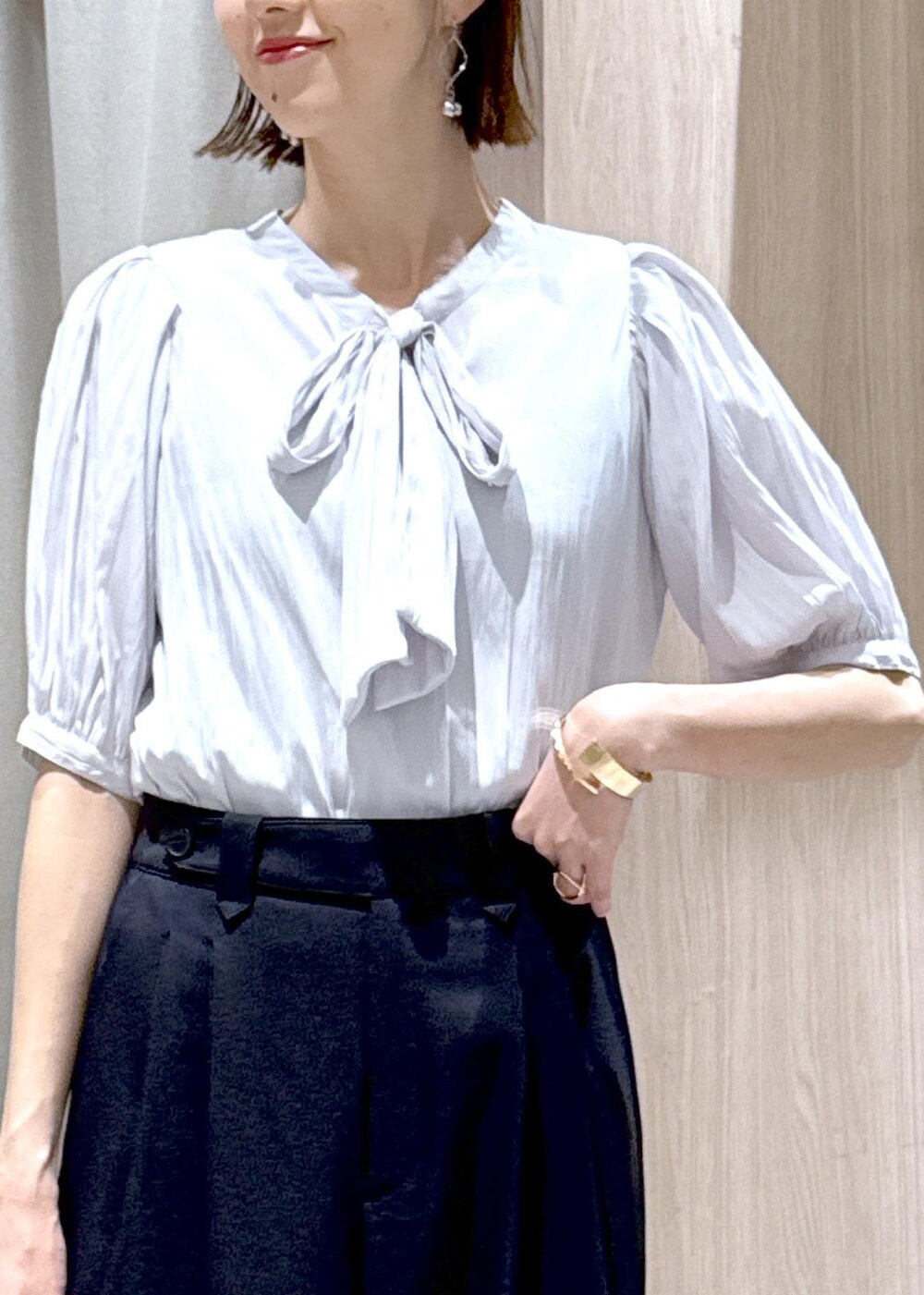 ブラウン系のパンプス、グレー系のシャツ/ブラウス、ブルー系のその他パンツを着用したレディースの春コーディネートの7枚目の写真