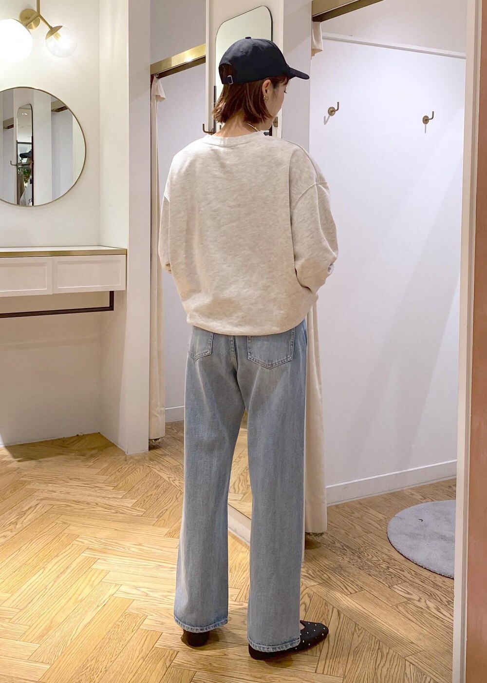 ブラック系のバレエシューズ、ホワイト系のスウェット、ブラック系のテーラードジャケットを着用したレディースの秋コーディネートの9枚目の写真