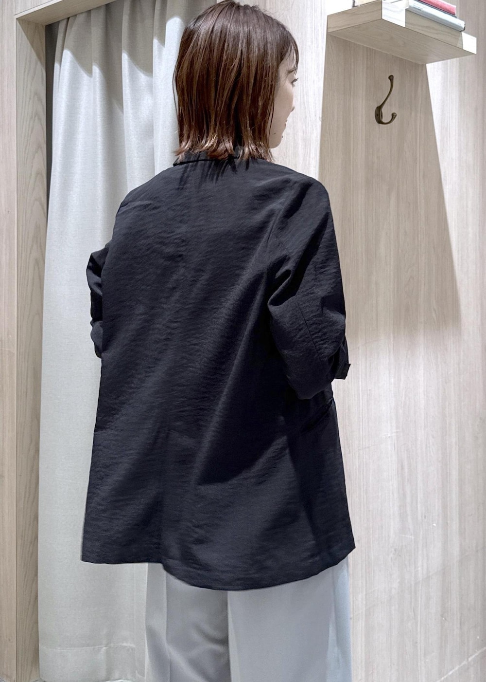 ホワイト系のTシャツ/カットソー、ブラック系のパンプス、ブラック系のバックパック/リュックを着用したレディースの春コーディネートの8枚目の写真