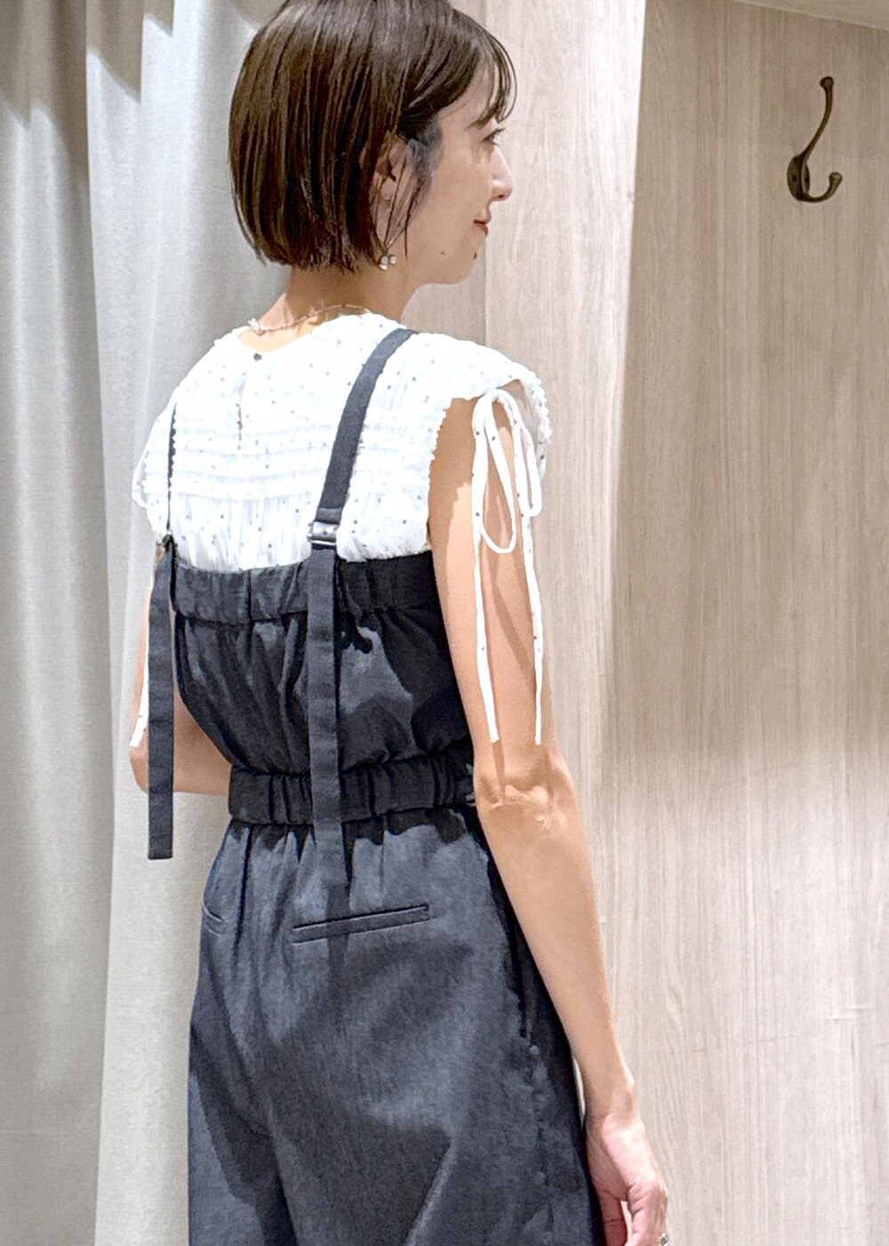 ホワイト系のキャミソール、ホワイト系のシャツ/ブラウス、グリーン系のハンドバッグを着用したレディースの夏コーディネートの9枚目の写真