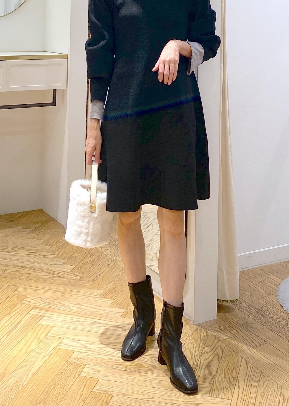 ブラック系のブーツ、ブラック系のワンピース、グレー系のニット/セーターを着用したレディースの秋コーディネートの5枚目の写真