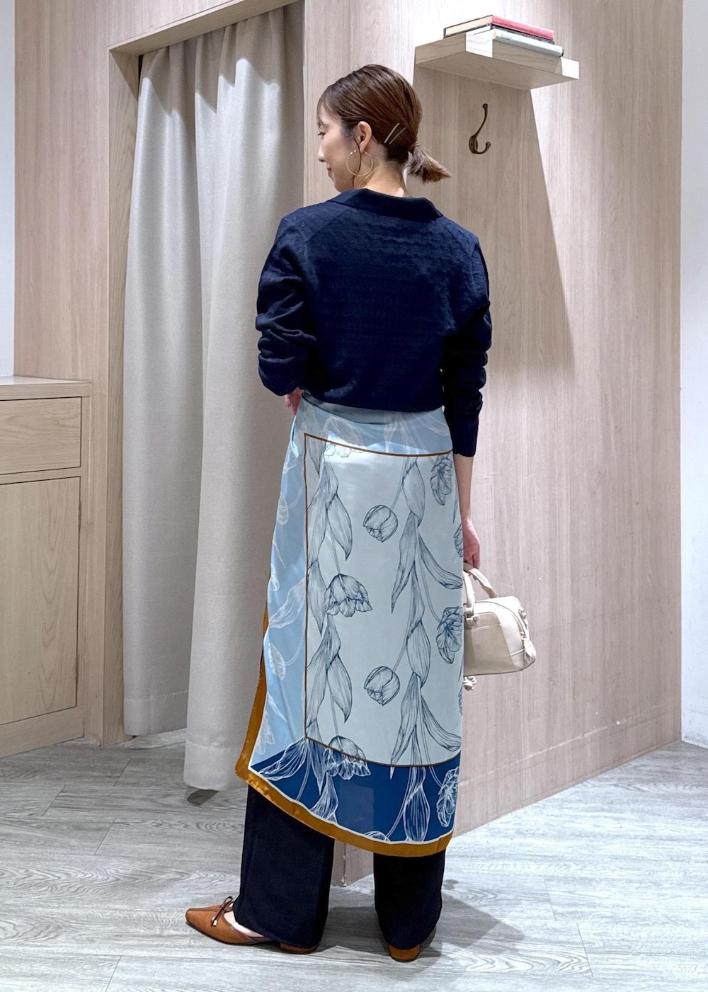 ブラック系のキャミソール、イエロー系のパンプス、ブルー系のカーディガン/ボレロを着用したレディースの秋コーディネートの2枚目の写真