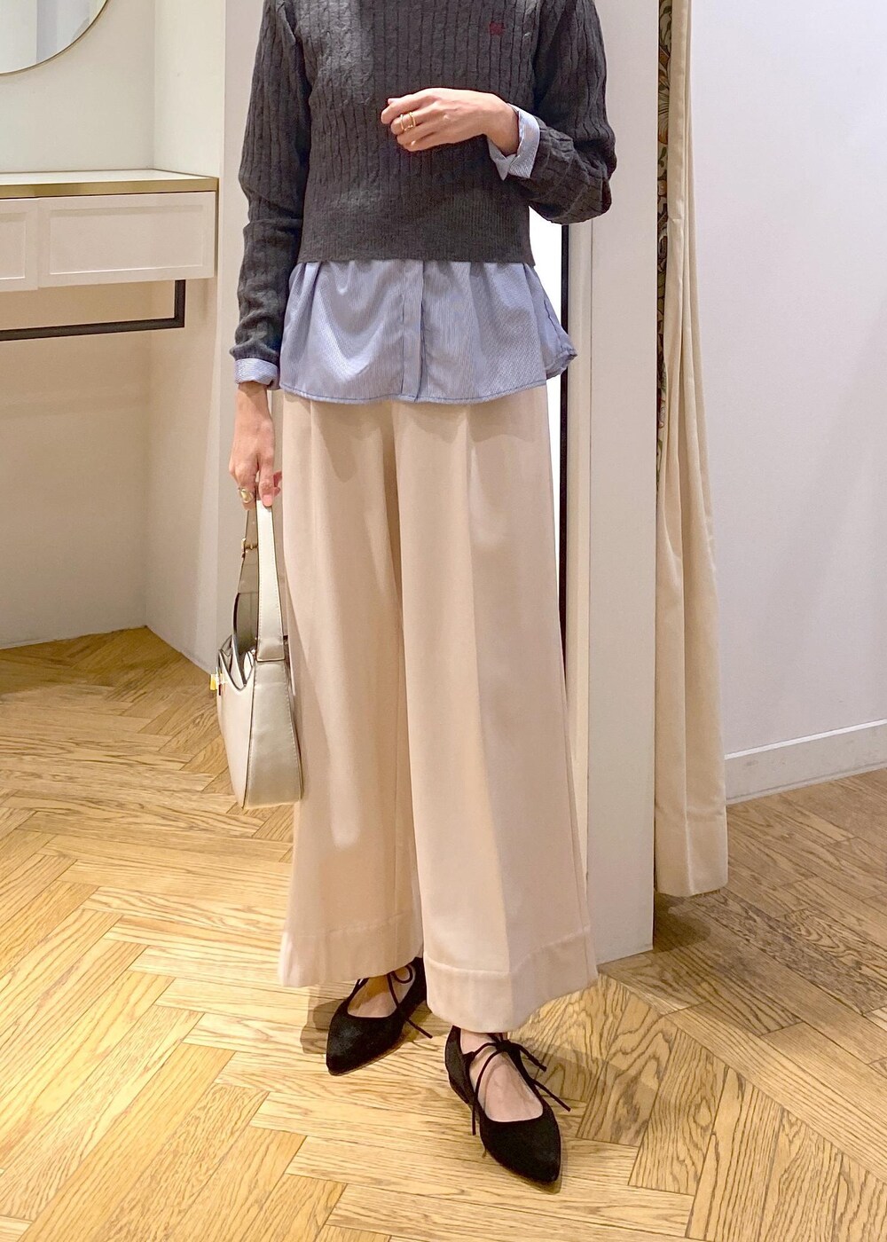 ホワイト系のハンドバッグ、ブルー系のシャツ/ブラウス、ベージュ系のその他パンツを着用したレディースの冬コーディネートの6枚目の写真