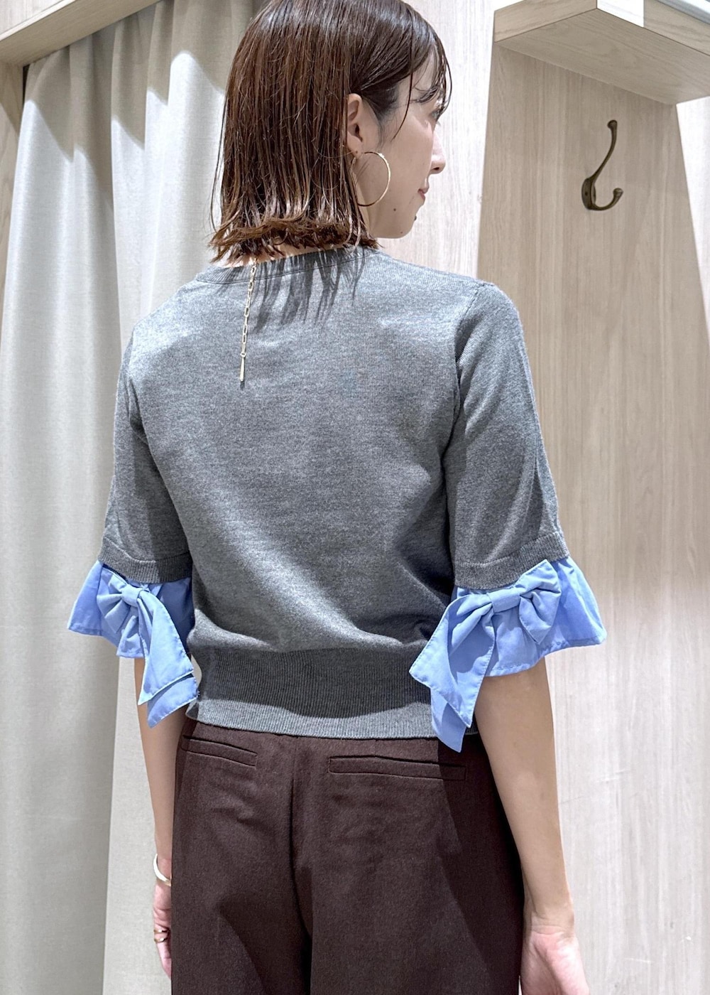 ブラック系のハンドバッグ、グレー系のカーディガン/ボレロ、ブラウン系のその他パンツを着用したレディースの夏コーディネートの6枚目の写真