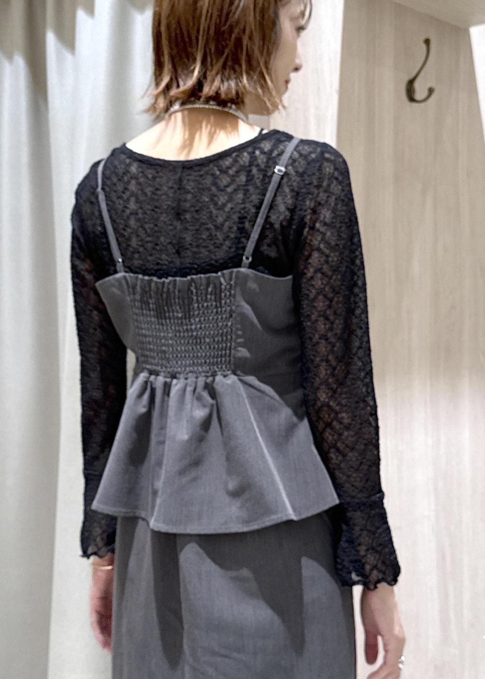 ブラック系のハンドバッグ、ブラック系のキャミソール、ブラック系のパンプスを着用したレディースの秋コーディネートの9枚目の写真