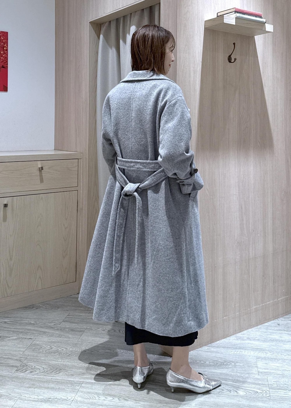 シルバー系のパンプス、グレー系のその他アウター、グレー系のワンピースを着用したレディースの冬コーディネートの3枚目の写真