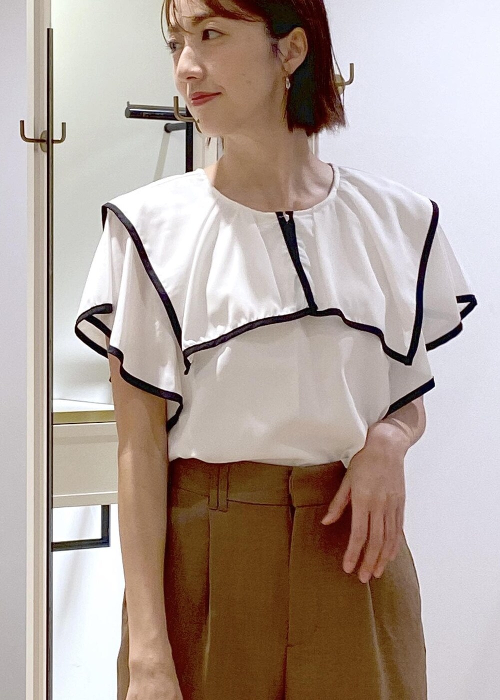 ブラック系のサンダル、ブラック系のショルダーバッグ、ブラウン系のその他パンツを着用したレディースの夏コーディネートの7枚目の写真