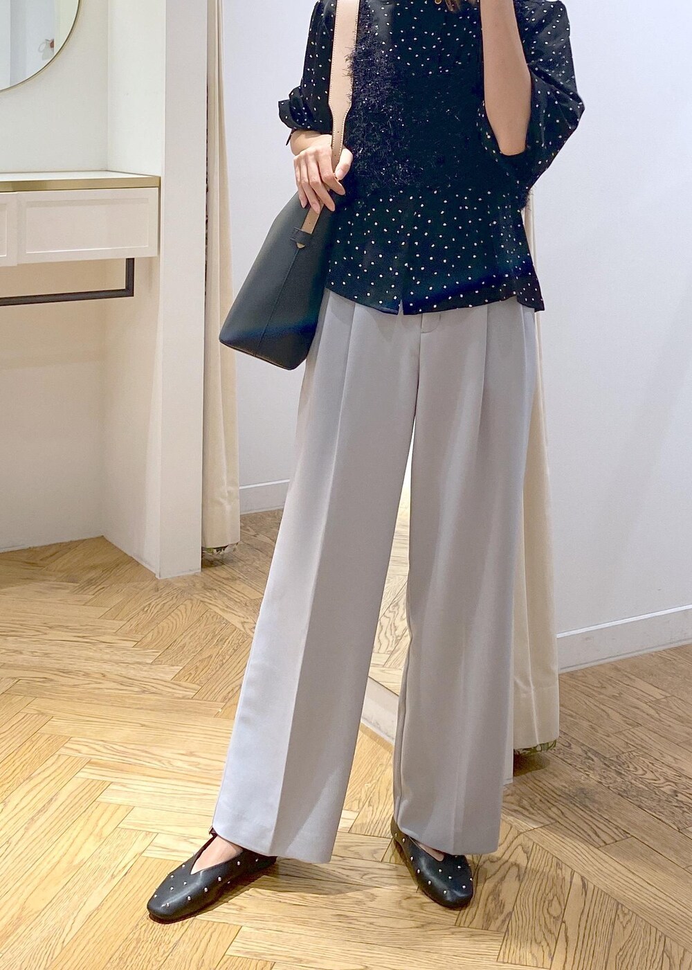 ブラック系のショルダーバッグ、ブラック系のバレエシューズ、ブラック系のキャミソールを着用したレディースの秋コーディネートの3枚目の写真