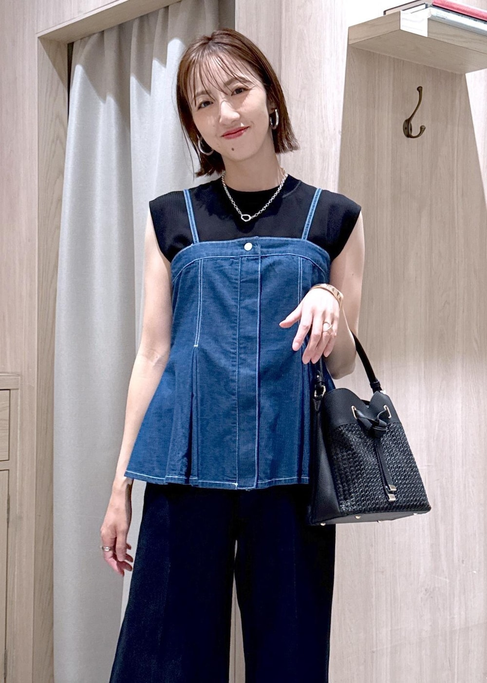 ブラック系のサンダル、ブルー系のキャミソール、ブラック系のニット/セーターを着用したレディースの春コーディネートの6枚目の写真