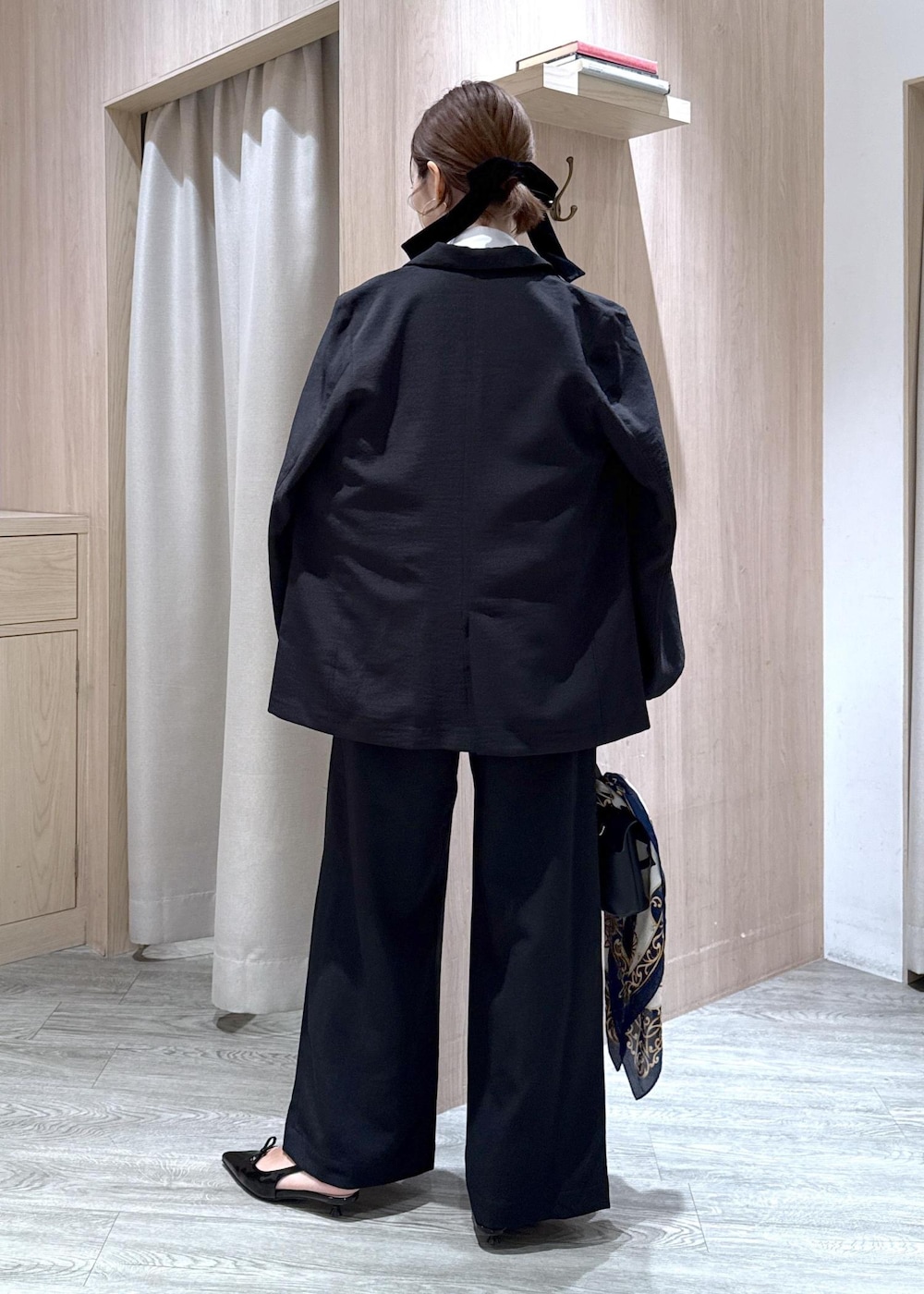 ブラック系のショルダーバッグ、ブラック系のパンプス、ブラック系のテーラードジャケットを着用したレディースの夏コーディネートの3枚目の写真