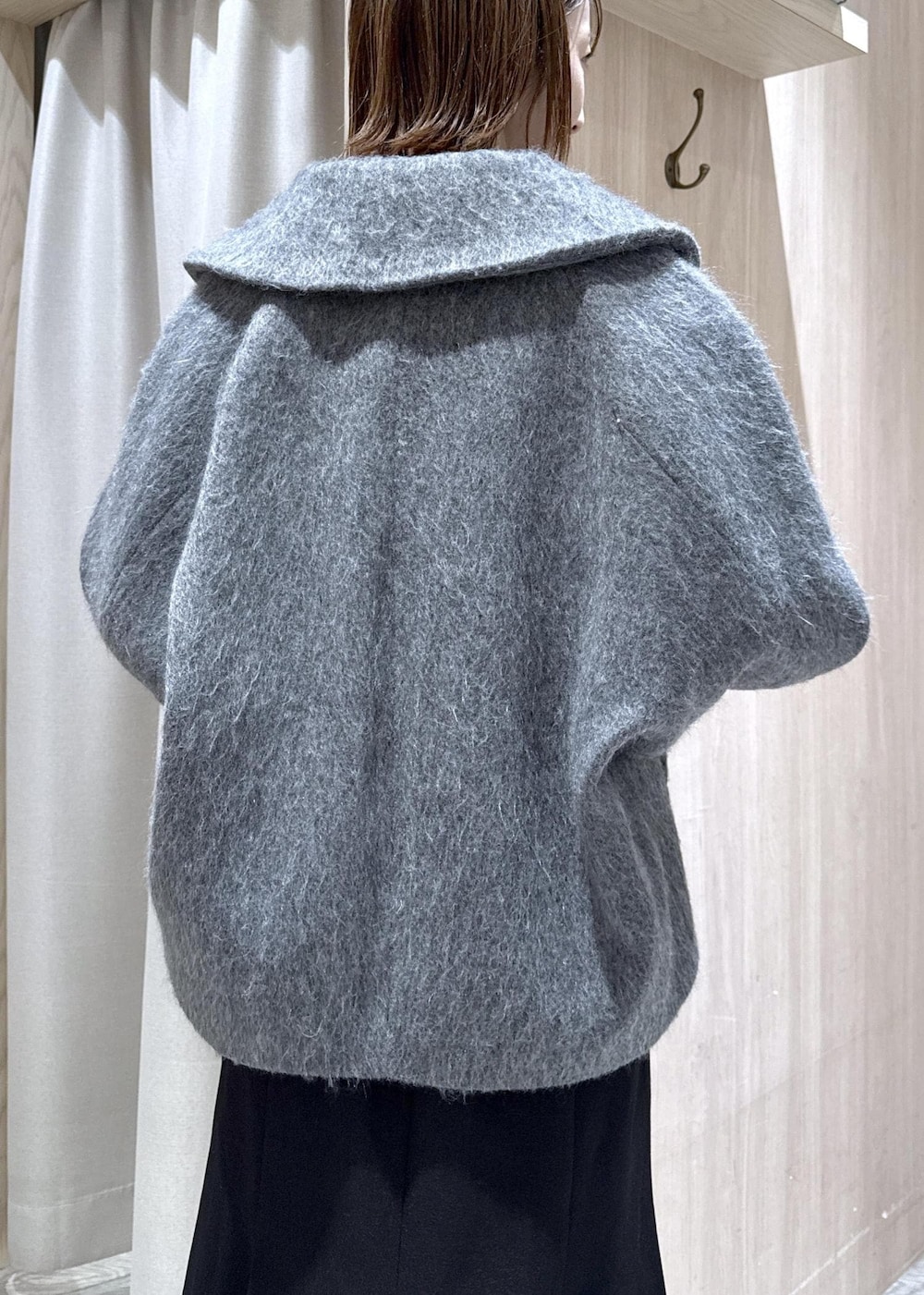 シルバー系のパンプス、ブラック系のショルダーバッグ、ブラック系のスカートを着用したレディースの冬コーディネートの7枚目の写真