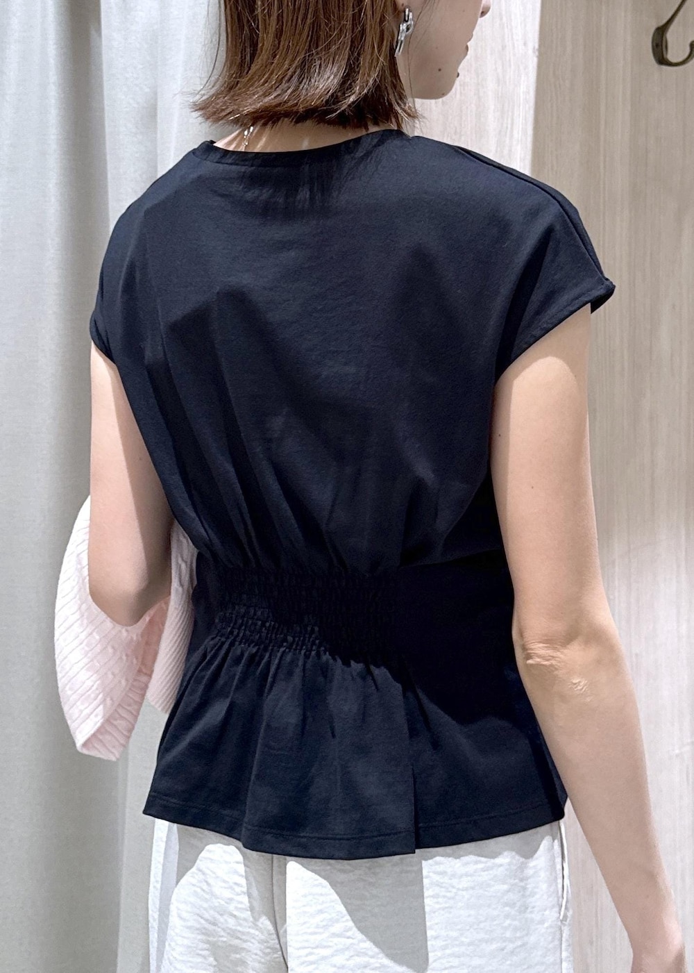 ブラック系のハンドバッグ、ホワイト系のその他パンツ、ピンク系のカーディガン/ボレロを着用したレディースの夏コーディネートの9枚目の写真