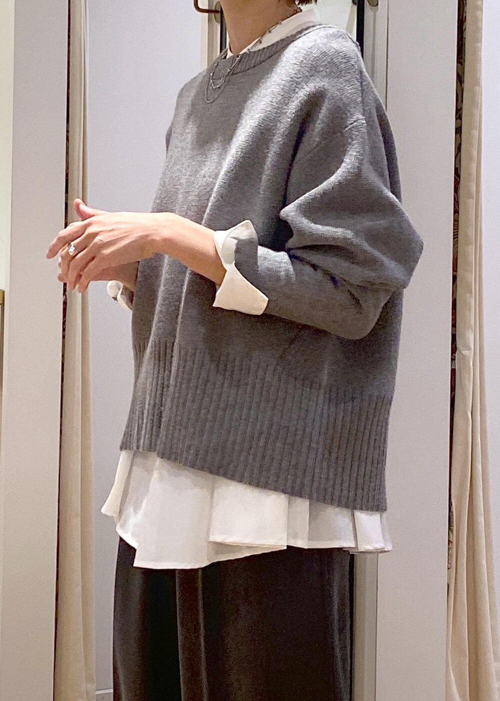 ブラック系のブーツ、ホワイト系のシャツ/ブラウス、グレー系のニット/セーターを着用したレディースの冬コーディネートの8枚目の写真