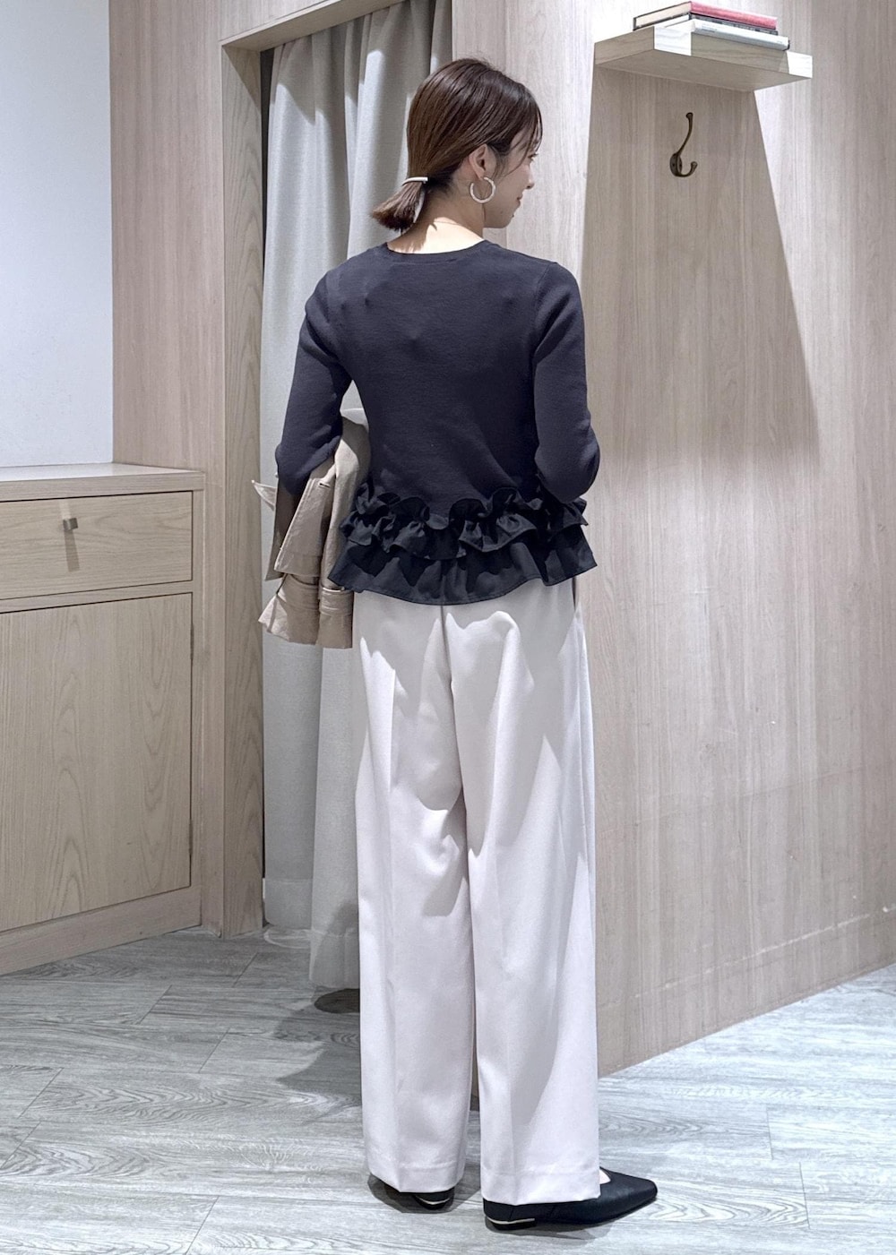 ベージュ系のその他パンツ、ブラック系のショルダーバッグ、ブラック系のパンプスを着用したレディースの冬コーディネートの10枚目の写真