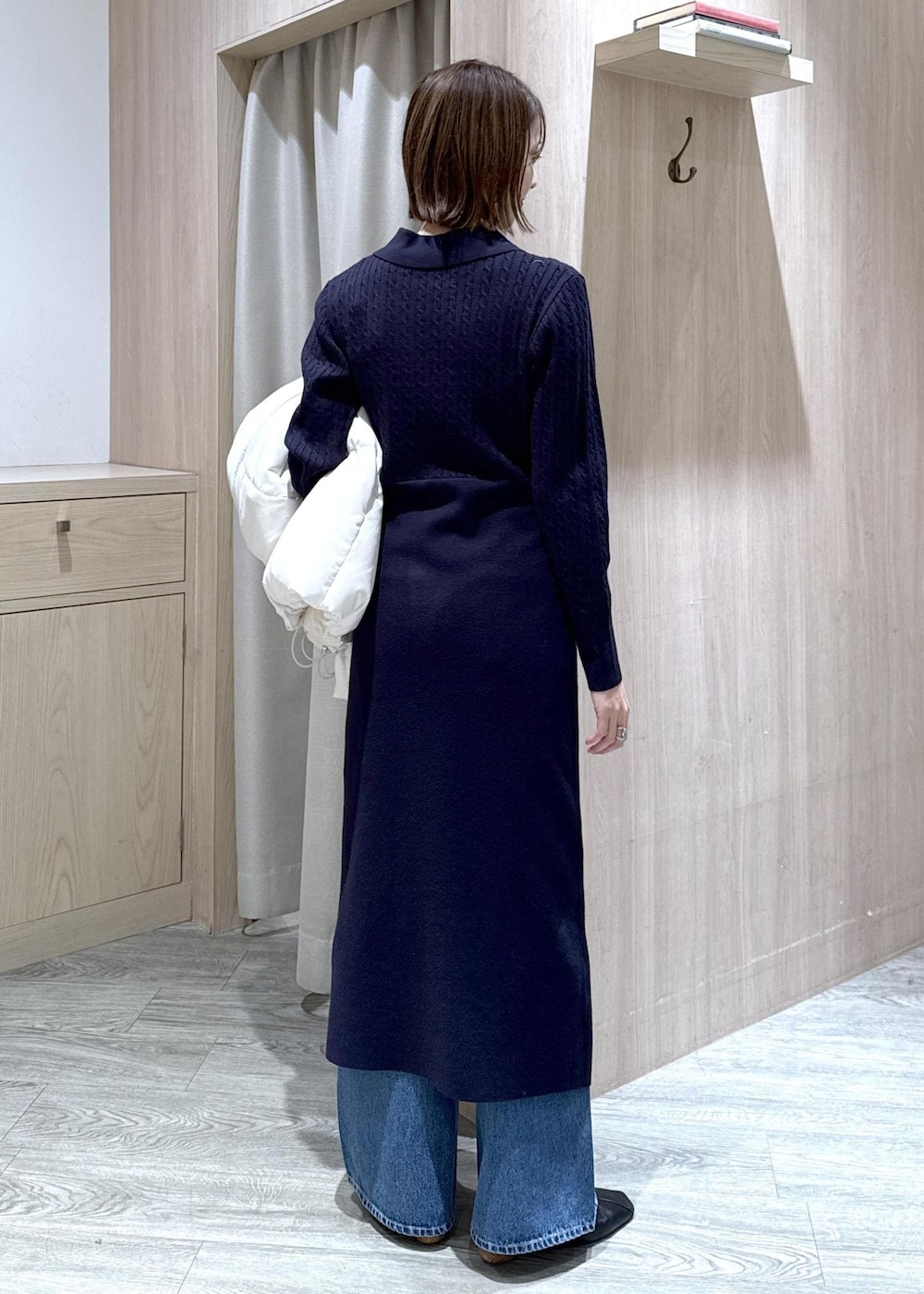 ホワイト系のダウンジャケット/コート、ブルー系のデニムパンツ、ブルー系のワンピースを着用したレディースの冬コーディネートの5枚目の写真