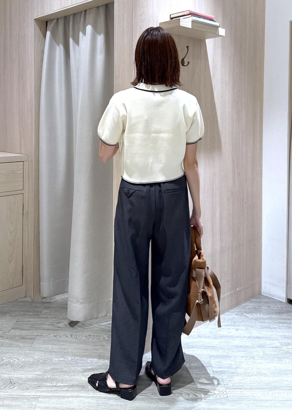 グレー系のその他パンツ、ブラウン系のトートバッグ、ホワイト系のニット/セーターを着用したレディースの夏コーディネートの3枚目の写真