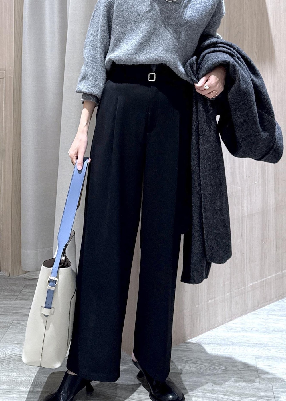 ベージュ系のトートバッグ、グレー系のその他アウター、ブラック系のその他パンツを着用したレディースの冬コーディネートの6枚目の写真