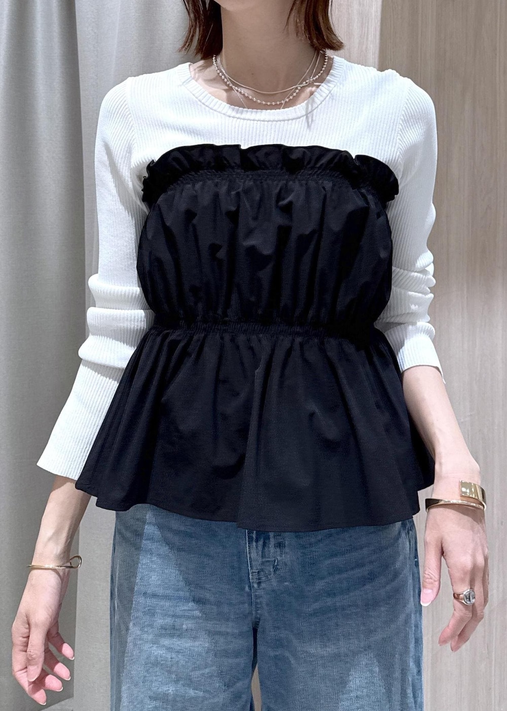 ホワイト系のトートバッグ、ブルー系のデニムパンツ、ブラック系のニット/セーターを着用したレディースの春コーディネートの8枚目の写真