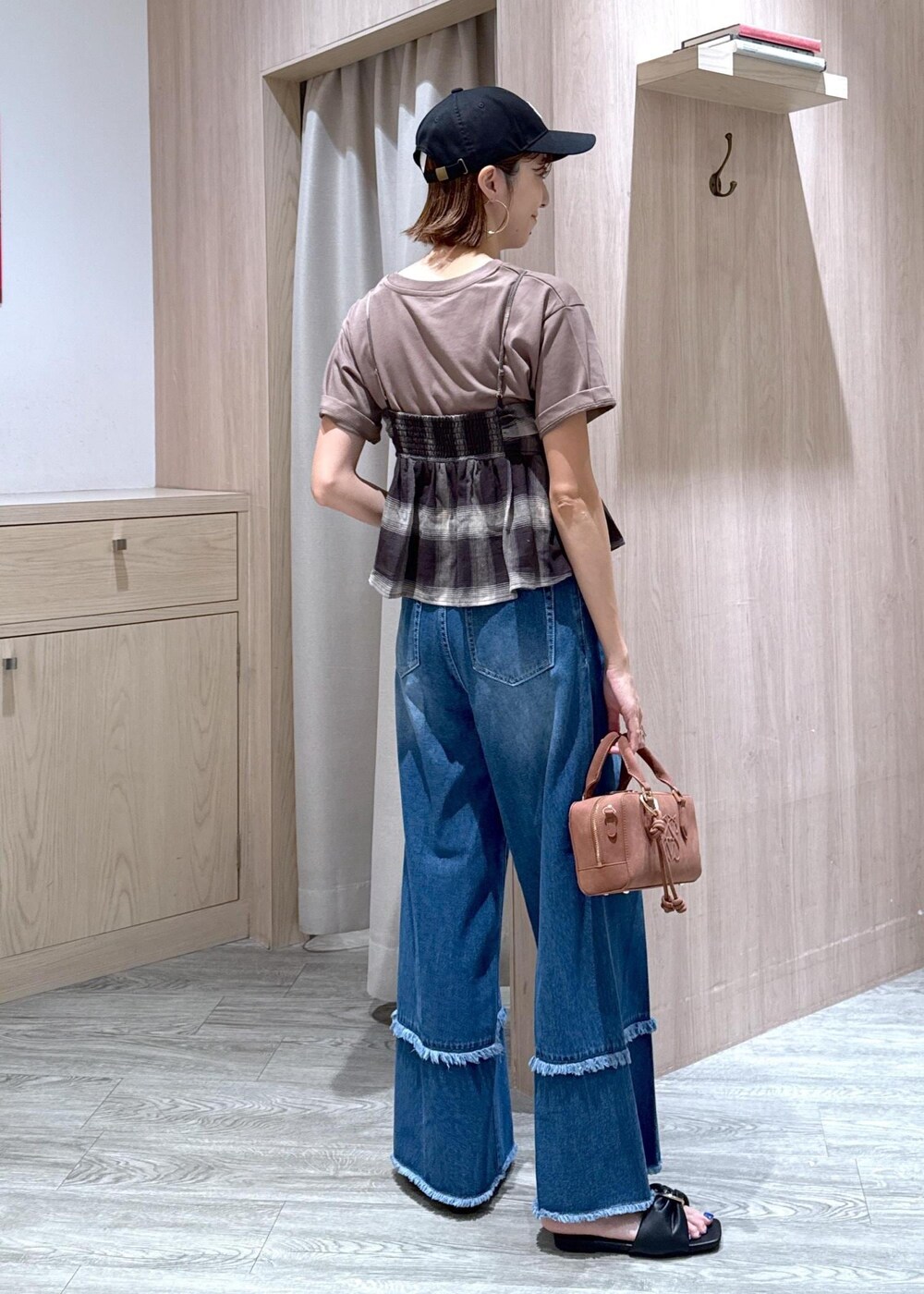 ブラック系のサンダル、ブルー系のデニムパンツ、ブラック系のキャミソールを着用したレディースの夏コーディネートの3枚目の写真