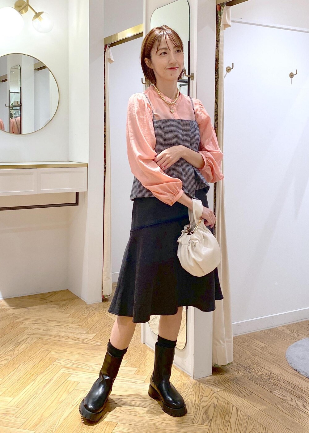 ホワイト系のハンドバッグ、ピンク系のシャツ/ブラウス、ブラック系のワンピースを着用したレディースの秋コーディネートの4枚目の写真