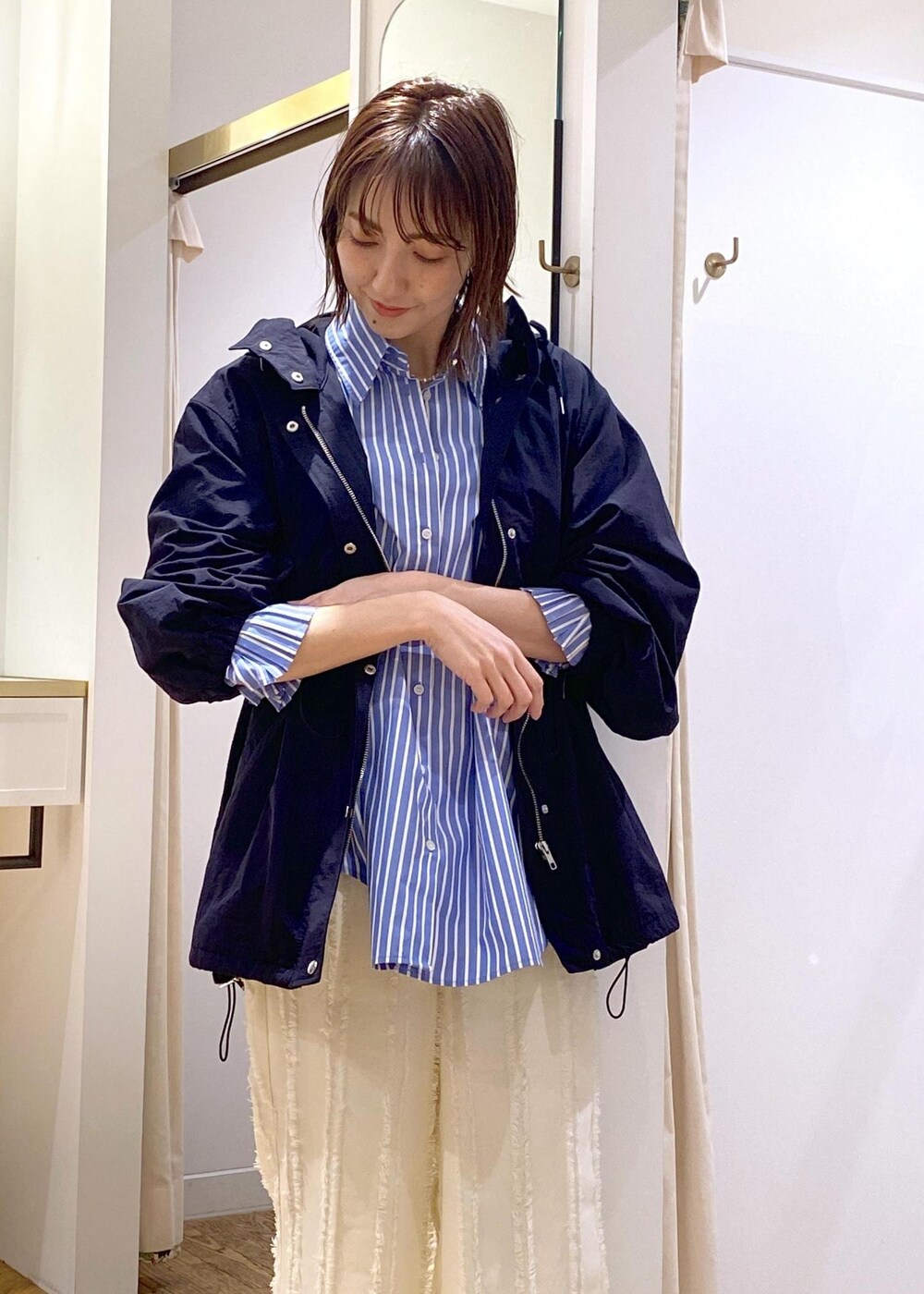 ホワイト系のキャミソール、ブルー系のシャツ/ブラウス、ブルー系のマウンテンパーカーを着用したレディースの春コーディネートの3枚目の写真