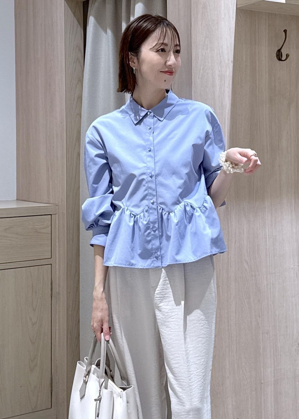 ホワイト系のパンプス、ホワイト系のその他パンツ、ホワイト系のトートバッグを着用したレディースの春コーディネートの5枚目の写真