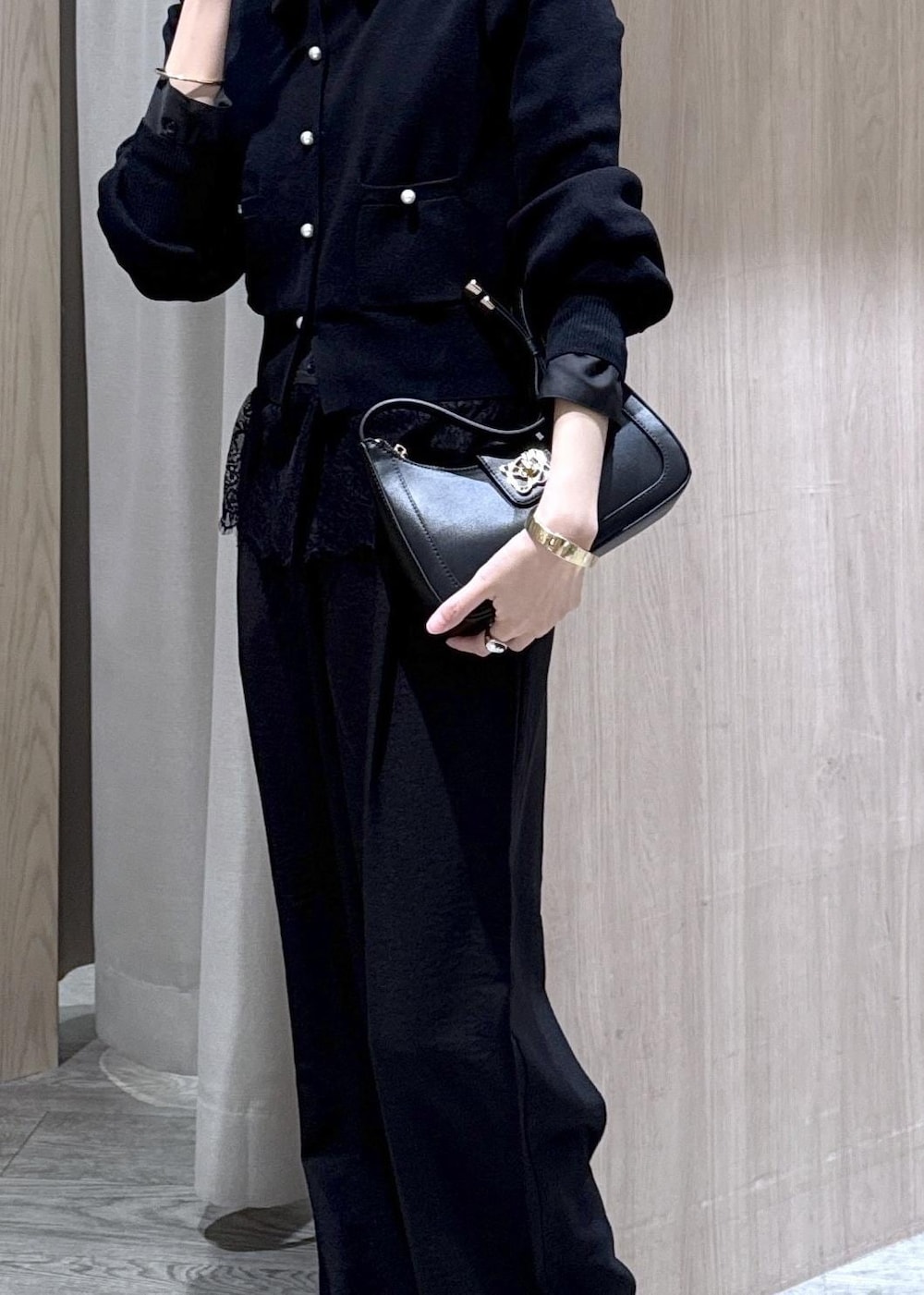 ブラック系のショルダーバッグ、ブラック系のパンプス、ブラック系のシャツ/ブラウスを着用したレディースの春コーディネートの8枚目の写真