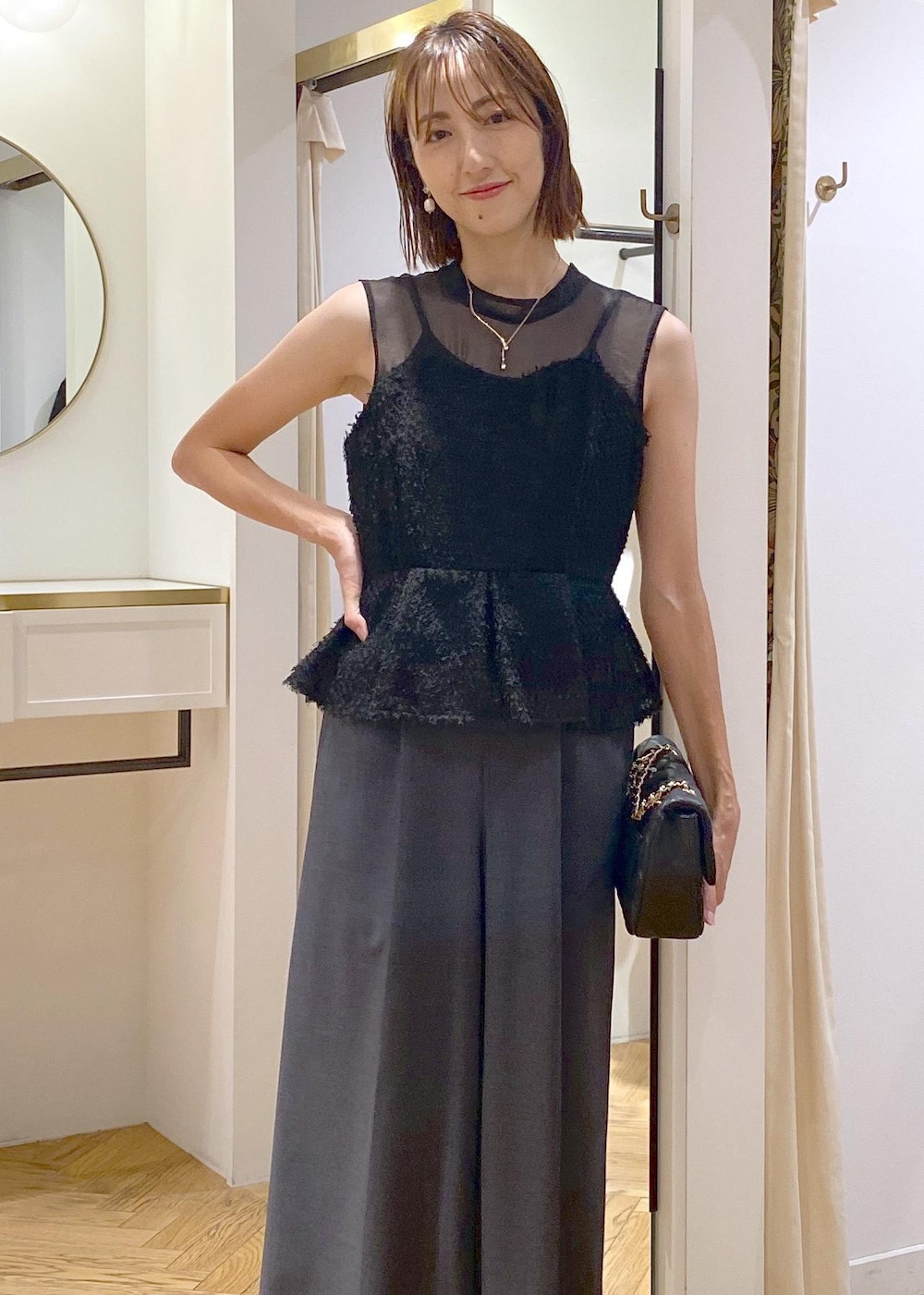「フォーマル、セレモニー、セレモニーコーデ、セレモニースタイル、サロペットコーデ、パール、リボン、キルティングバッグ、ジャケットコーデ、ブラウン、ジャケット、十分丈、ブラック、パンプス、ヒール」｜「VISのビジュー×淡水パールイヤリング（イヤリング、ゴールド系）」を使った、eric08さん（レディース・166cm）の秋コーディネートの7枚目の写真