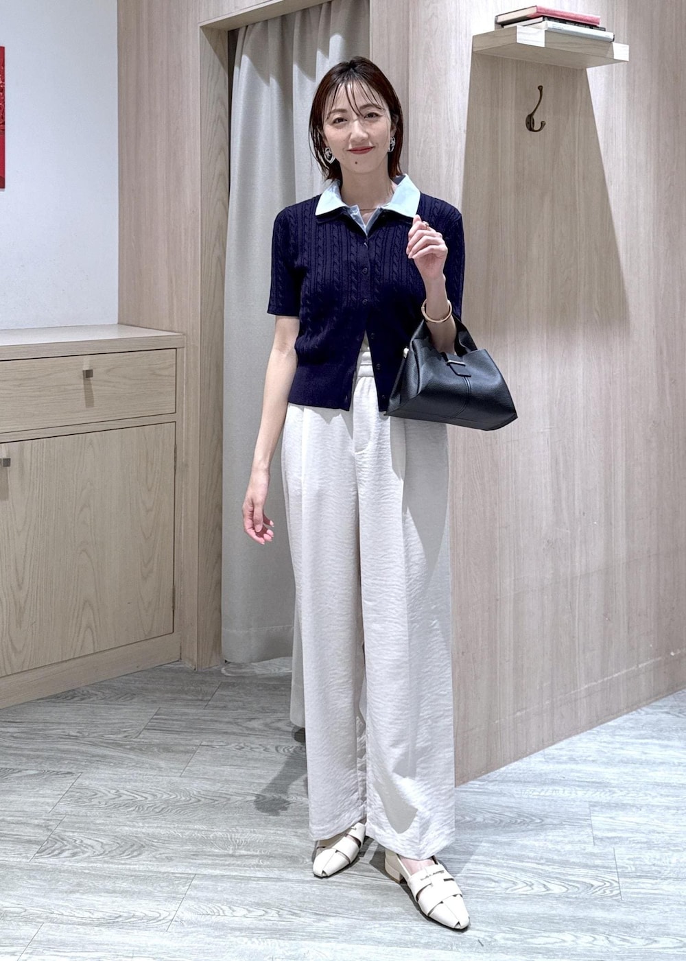 ホワイト系のその他パンツ、ホワイト系のパンプス、ブラック系のショルダーバッグを着用したレディースの春コーディネートの10枚目の写真