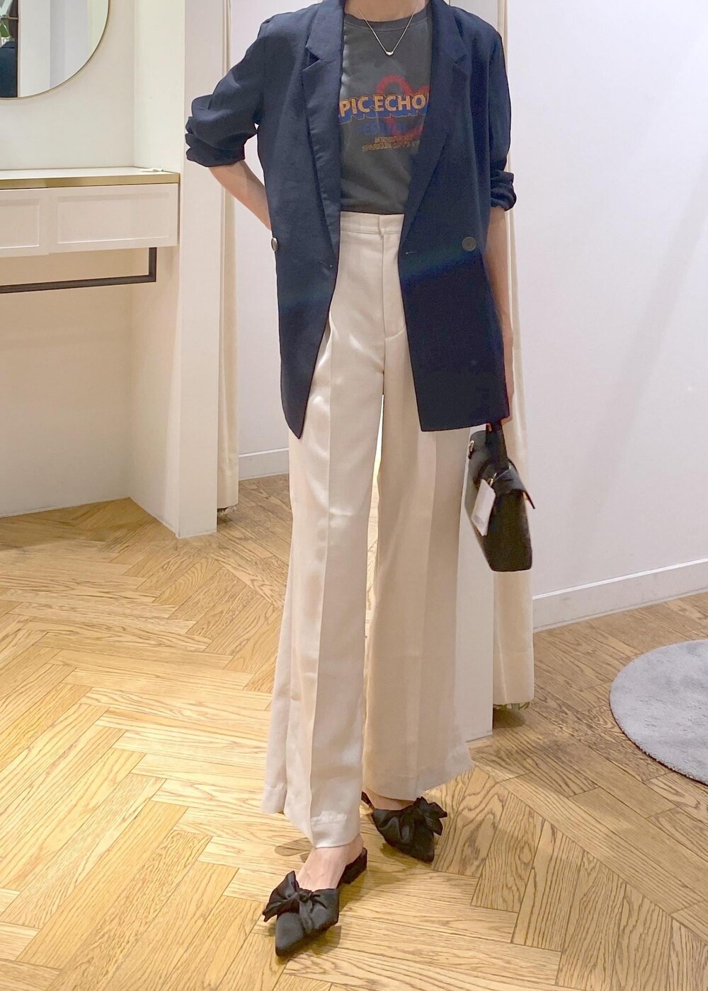 ブルー系のテーラードジャケット、ホワイト系のスラックス、その他のショルダーバッグを着用したレディースの夏コーディネートの6枚目の写真