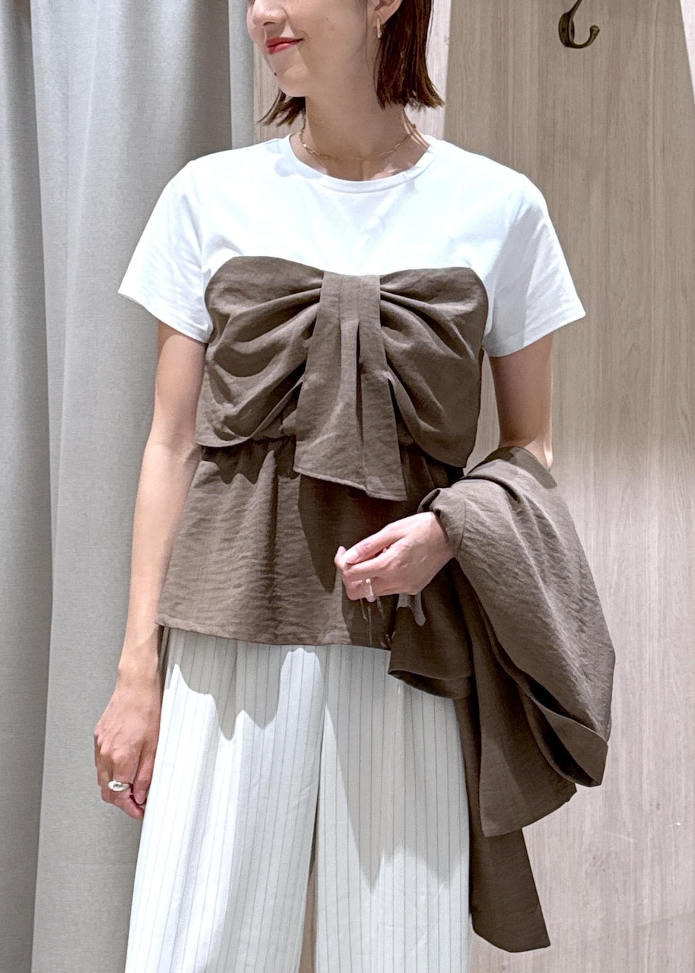 「ジャケットコーデ、キレイめカジュアル、大人シンプル、Tシャツコーデ、楽ちんコーデ、時短コーデ、お仕事、通勤、通勤コーデ、高身長コーディネート、ママコーデ、セットアップコーデ、きちんと感、軽めジャケット、半袖ジャケット」｜「VISの【2WAY】ひねり金具ワンハンドルミニショルダーバッグ（ショルダーバッグ、ブラック系）」を使った、eric08さん（レディース・166cm）の夏コーディネートの8枚目の写真