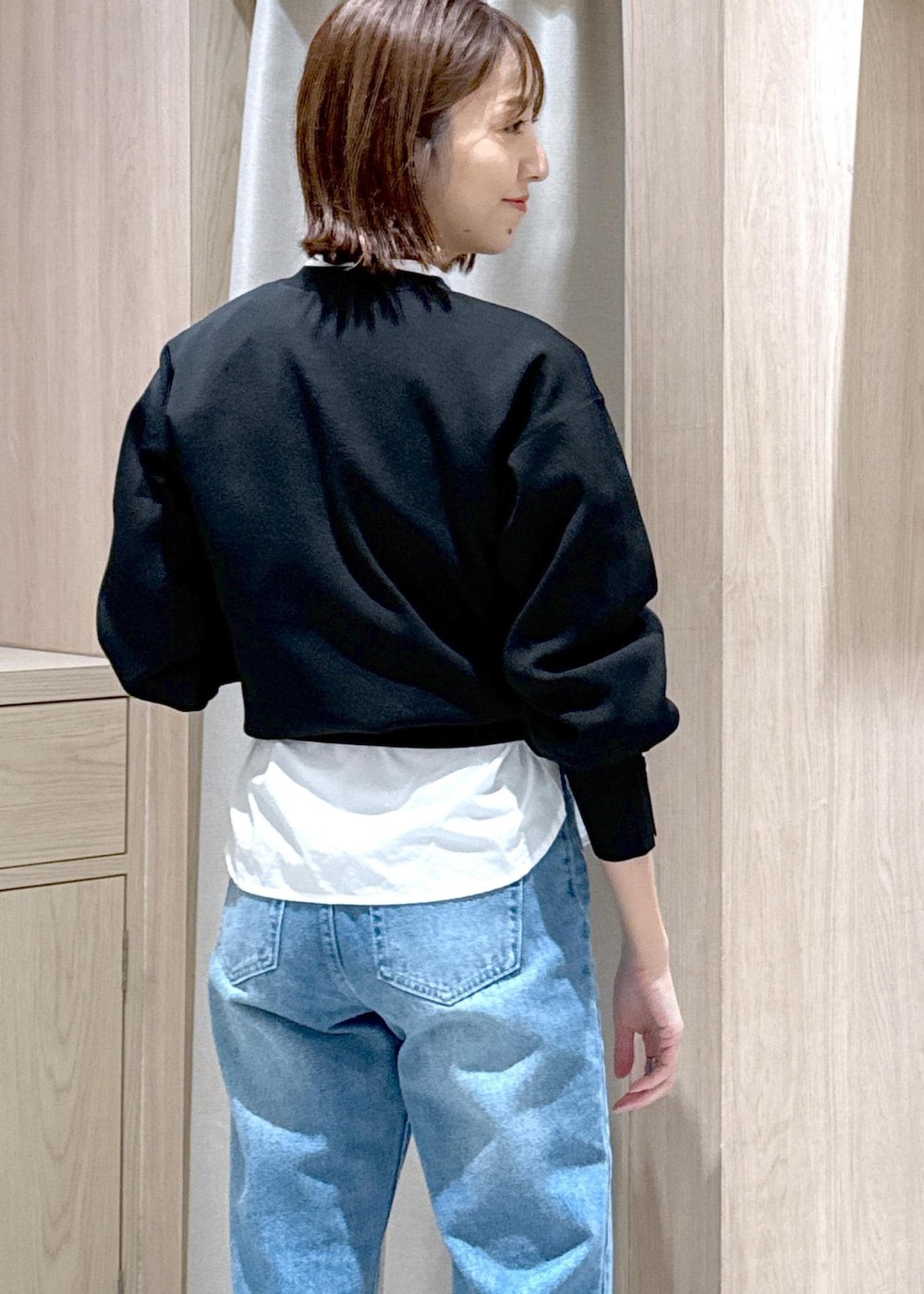 ブラック系のローファー、ホワイト系のシャツ/ブラウス、ブラック系のニット/セーターを着用したレディースの春コーディネートの8枚目の写真