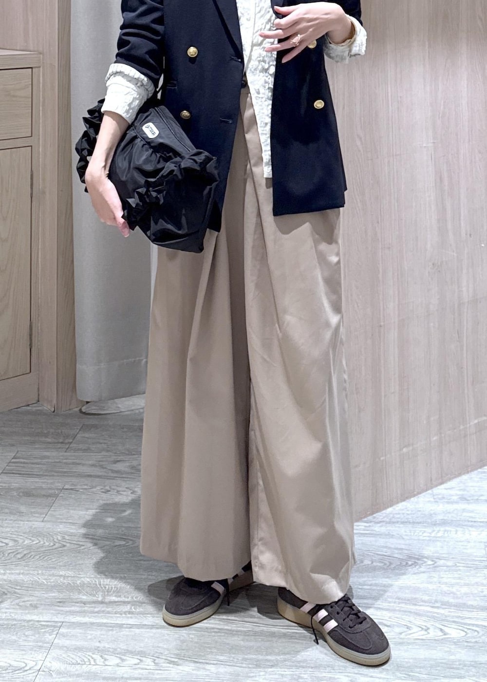 ブルー系のテーラードジャケット、ホワイト系のシャツ/ブラウス、ベージュ系のその他パンツを着用したレディースの冬コーディネートの5枚目の写真