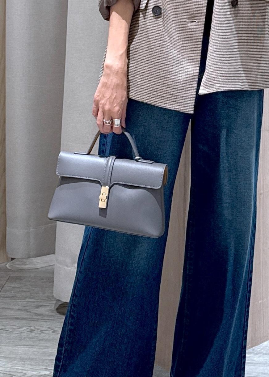 シルバー系のパンプス、グレー系のショルダーバッグ、ブラック系のカーディガン/ボレロを着用したレディースの秋コーディネートの6枚目の写真