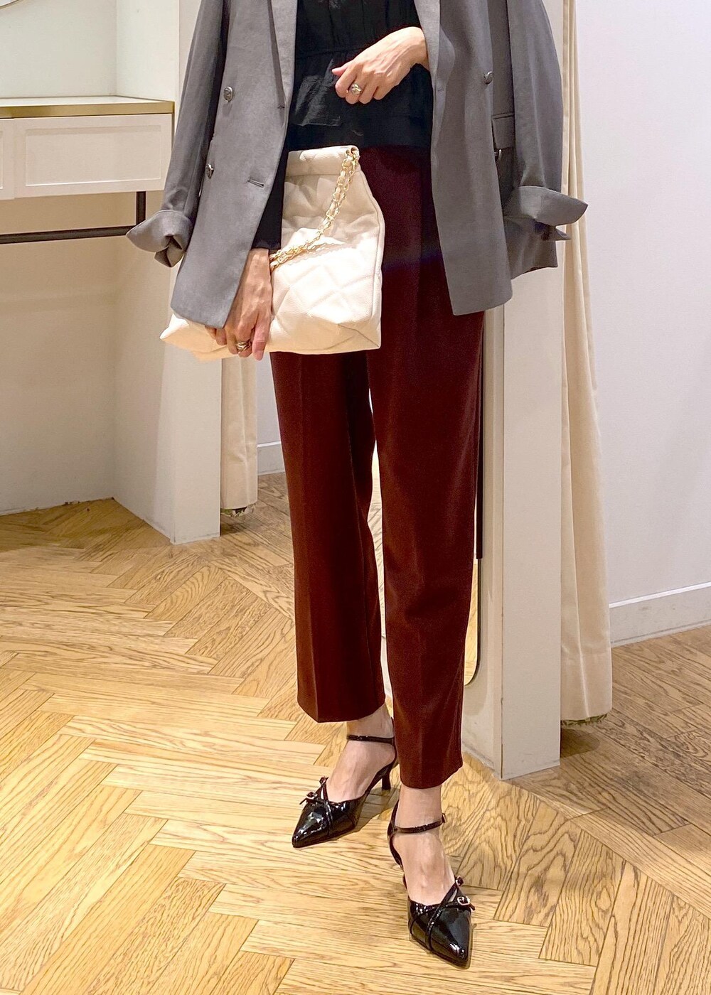 ブラック系のパンプス、ブラック系のニット/セーター、ブラウン系のその他パンツを着用したレディースの秋コーディネートの4枚目の写真