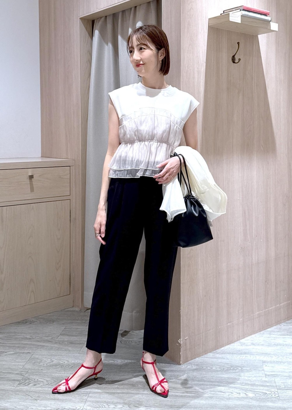 レッド系のサンダル、ホワイト系のシャツ/ブラウス、ホワイト系のTシャツ/カットソーを着用したレディースの春コーディネートの5枚目の写真