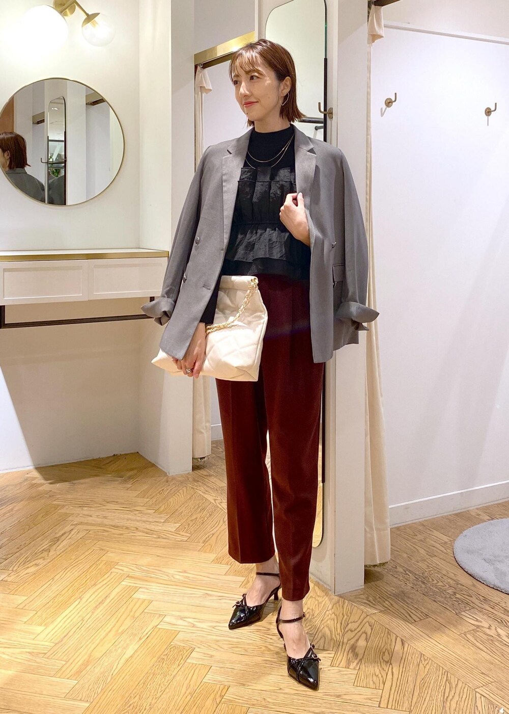 ブラック系のパンプス、ブラック系のニット/セーター、ブラウン系のその他パンツを着用したレディースの秋コーディネートの10枚目の写真