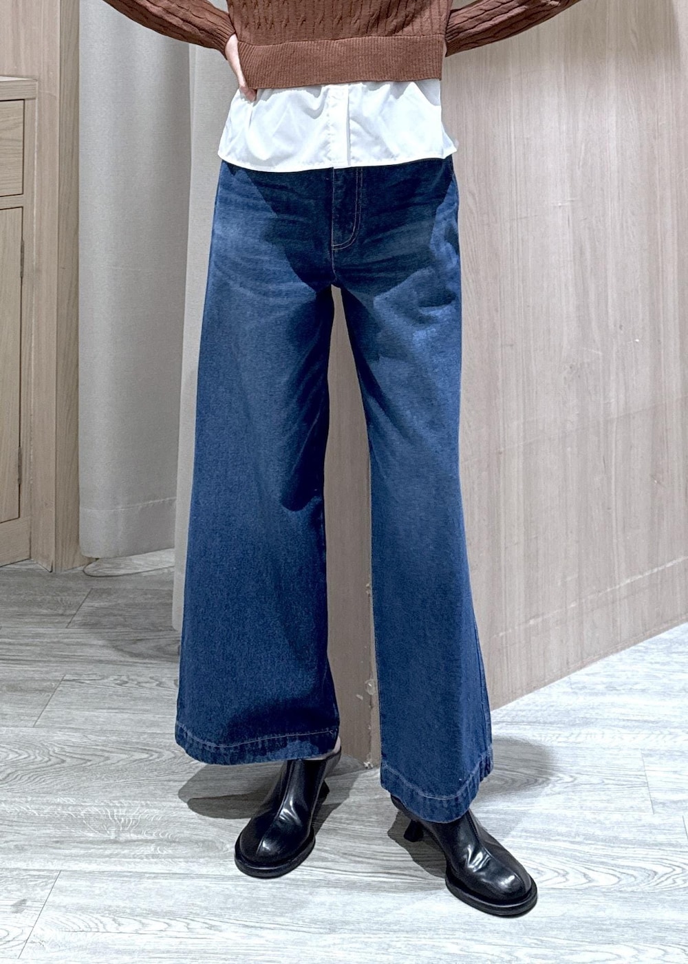 グレー系のその他アウター、ブラウン系のニット/セーター、ブルー系のデニムパンツを着用したレディースの冬コーディネートの10枚目の写真