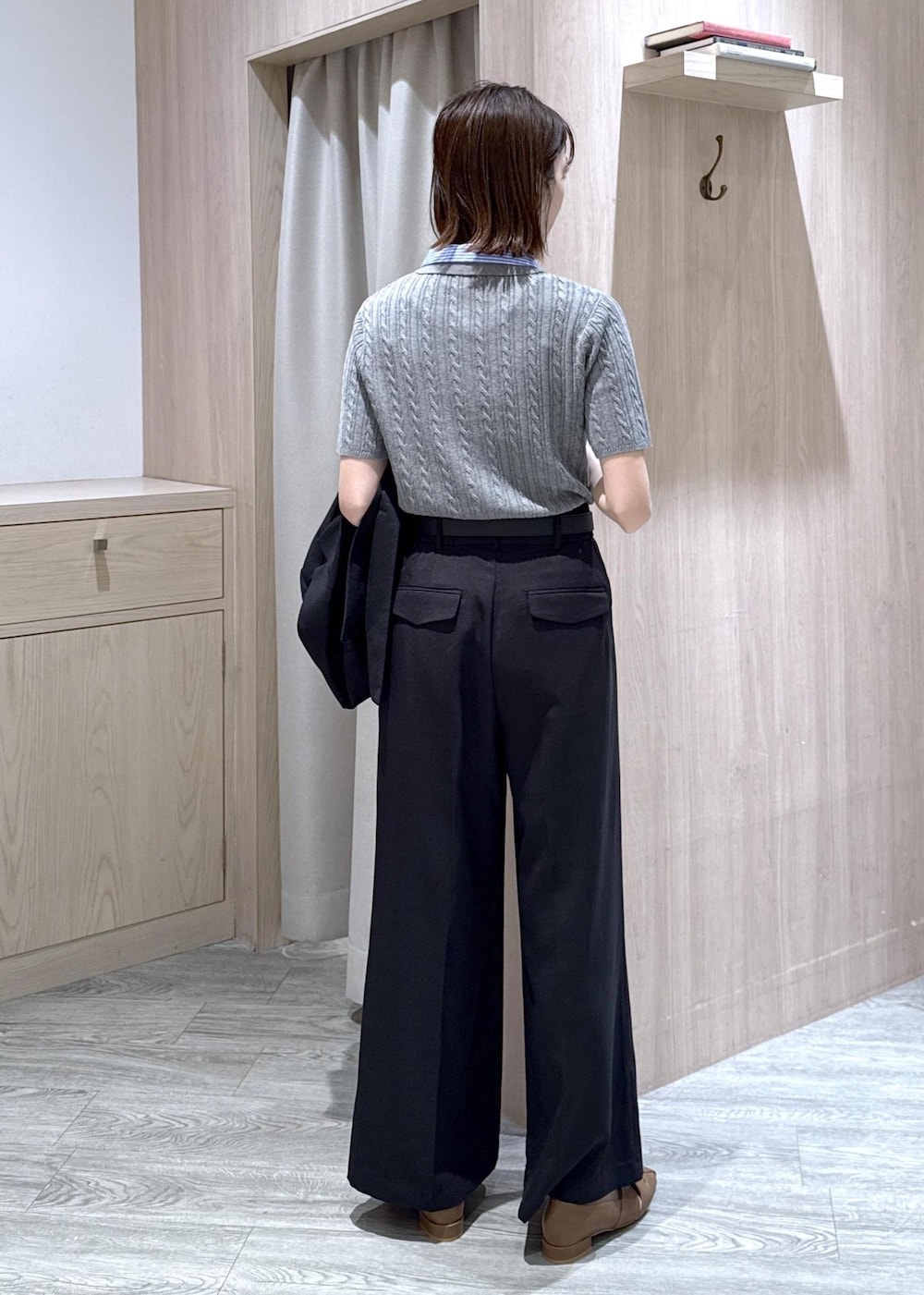 ブラウン系のパンプス、グレー系のカーディガン/ボレロ、ブラック系のその他パンツを着用したレディースの春コーディネートの9枚目の写真