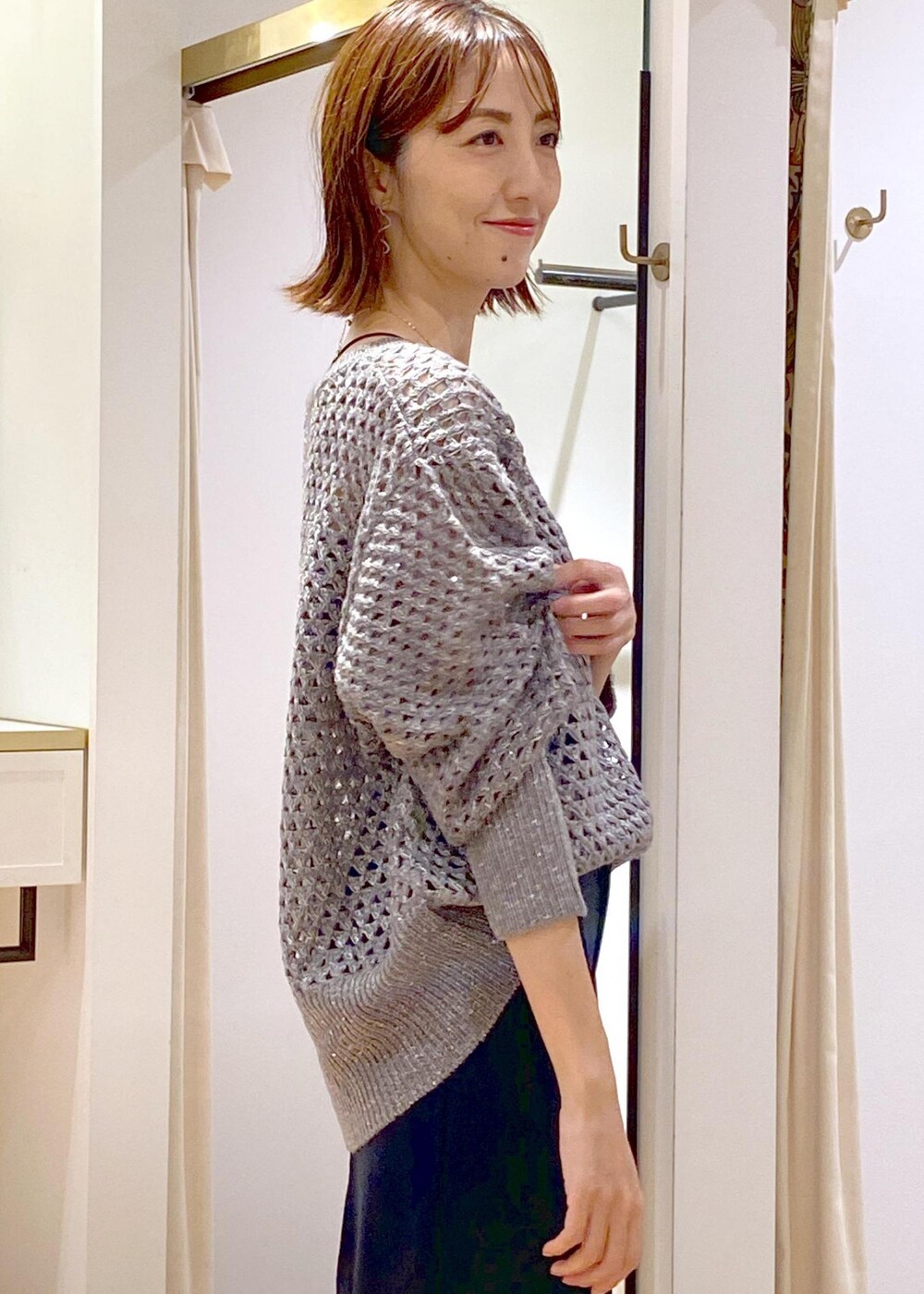 ブルー系のスラックス、ブラック系のサンダル、グレー系のニット/セーターを着用したレディースの秋コーディネートの8枚目の写真