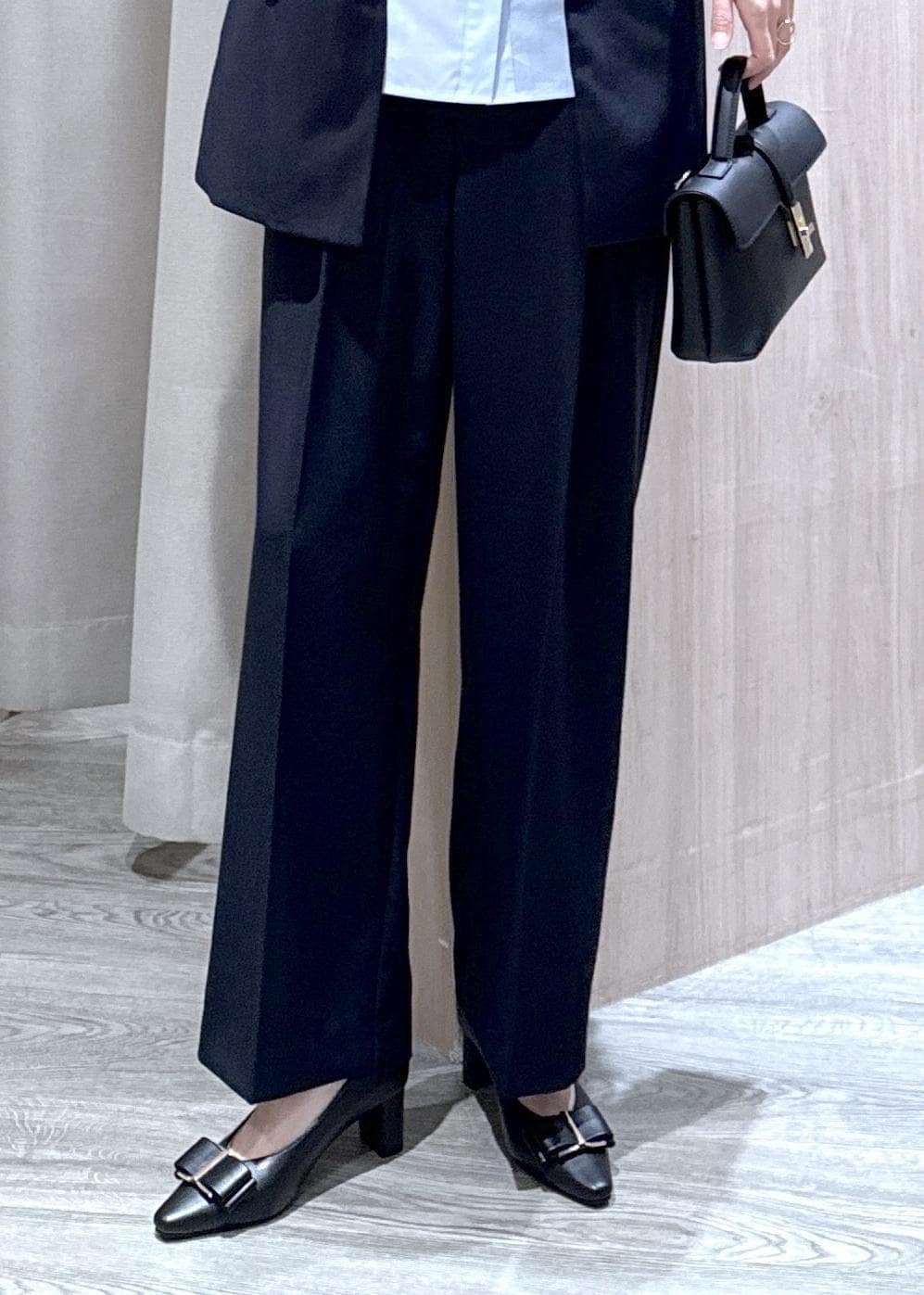 ブルー系のシャツ/ブラウス、ブラック系のパンプス、ブルー系のテーラードジャケットを着用したレディースの冬コーディネートの7枚目の写真