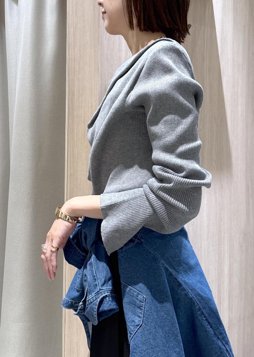 ブラック系のその他パンツ、ブラック系のパンプス、ブルー系のシャツ/ブラウスを着用したレディースの秋コーディネートの9枚目の写真