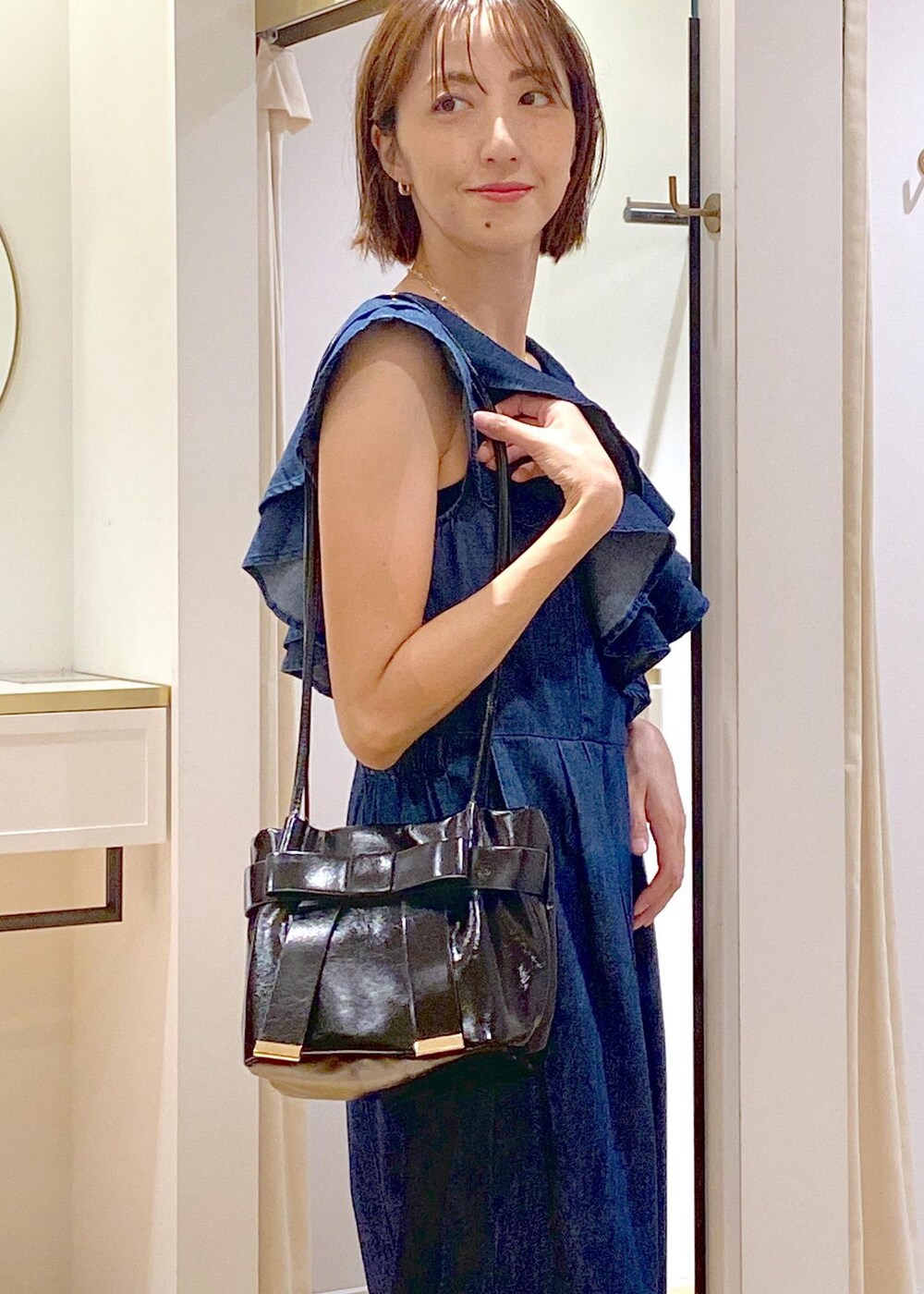「楽ちん、サロペット、夏コーデ、デートコーデ、お出かけコーデ、旅行コーデ、フェスコーデ、推し活コーデ、女子会コーデ、大人カジュアル、体型カバー、カジュアルコーデ、シンプルコーデ、ベーシック、VIS」｜「VISのデザインチェーンチョーカーネックレス（ネックレス、ゴールド系）」を使った、eric08さん（レディース・166cm）の夏コーディネートの5枚目の写真