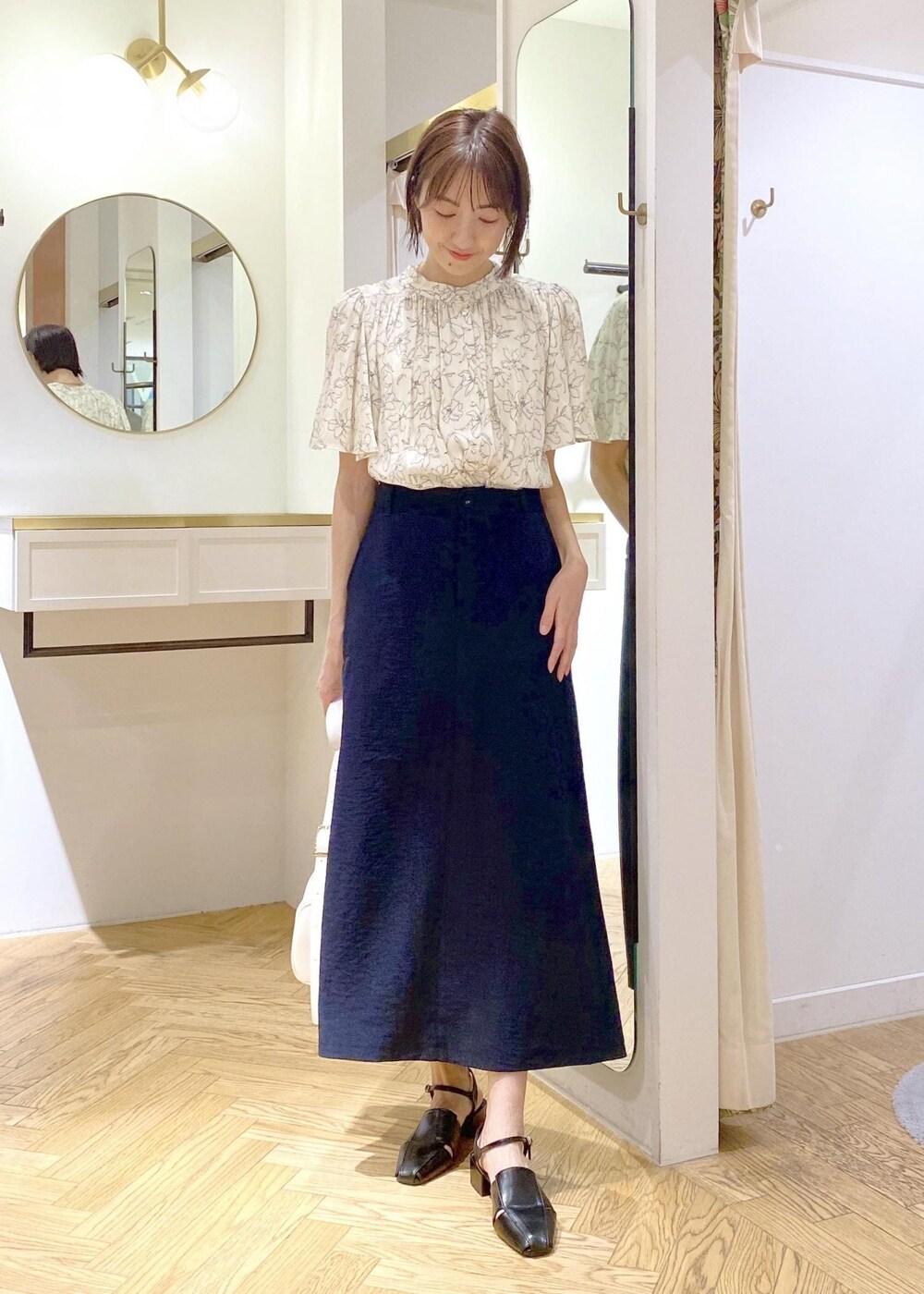 「ビス、24SS春の新作、きれいめ、きれいめカジュアル、高身長コーディネート、Aラインスカート、美イージー、美easy、美easyシリーズ、サンダル、ブラウス、ブラウスコーデ、ブラウススタイル、通勤スタイル、通勤コーデ」｜「VISの横長ショルダーバッグ（ショルダーバッグ、ホワイト系）」を使った、eric08さん（レディース・166cm）の春コーディネートの4枚目の写真