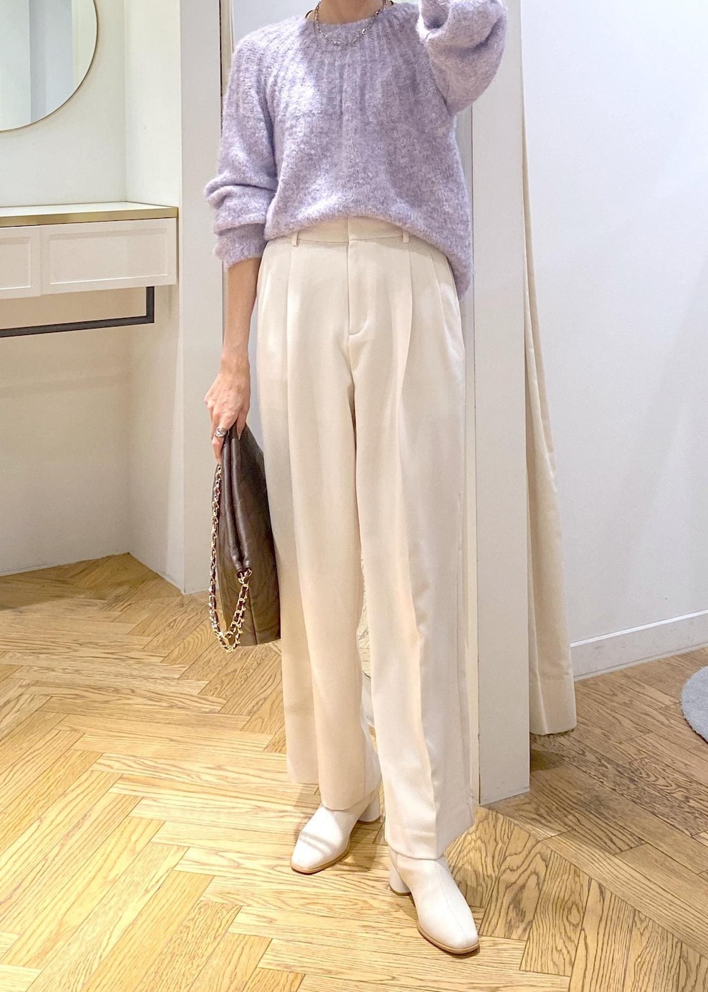 ホワイト系のブーツ、ブラック系のショルダーバッグ、パープル系のニット/セーターを着用したレディースの冬コーディネートの5枚目の写真