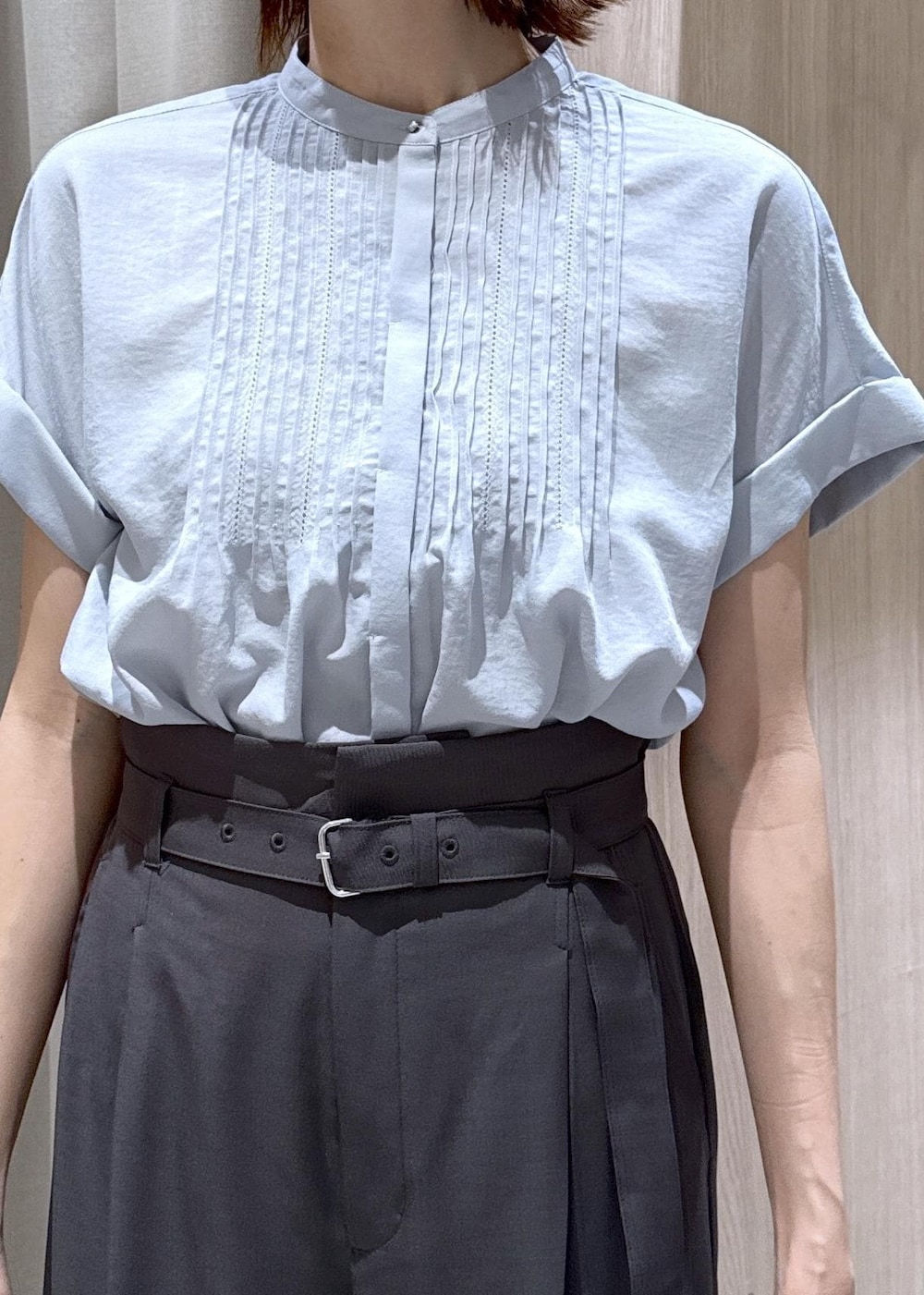 ブラック系のショルダーバッグ、ブラック系のパンプス、ブルー系のシャツ/ブラウスを着用したレディースの夏コーディネートの9枚目の写真
