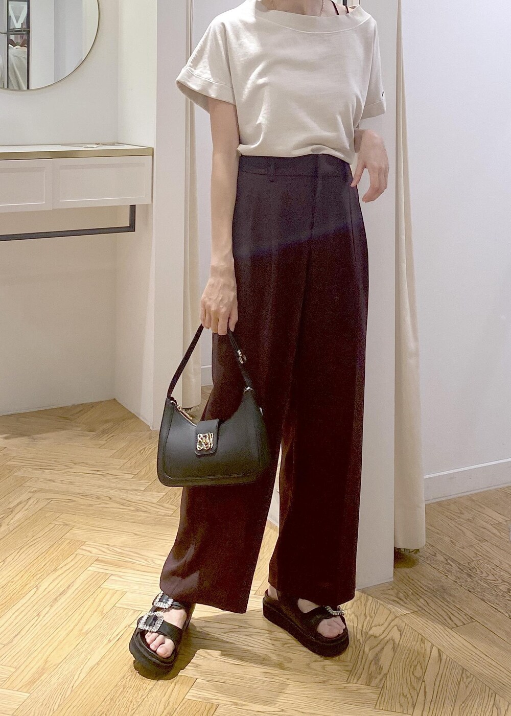 ブラック系のサンダル、ブラック系のキャミソール、ベージュ系のTシャツ/カットソーを着用したレディースの夏コーディネートの6枚目の写真