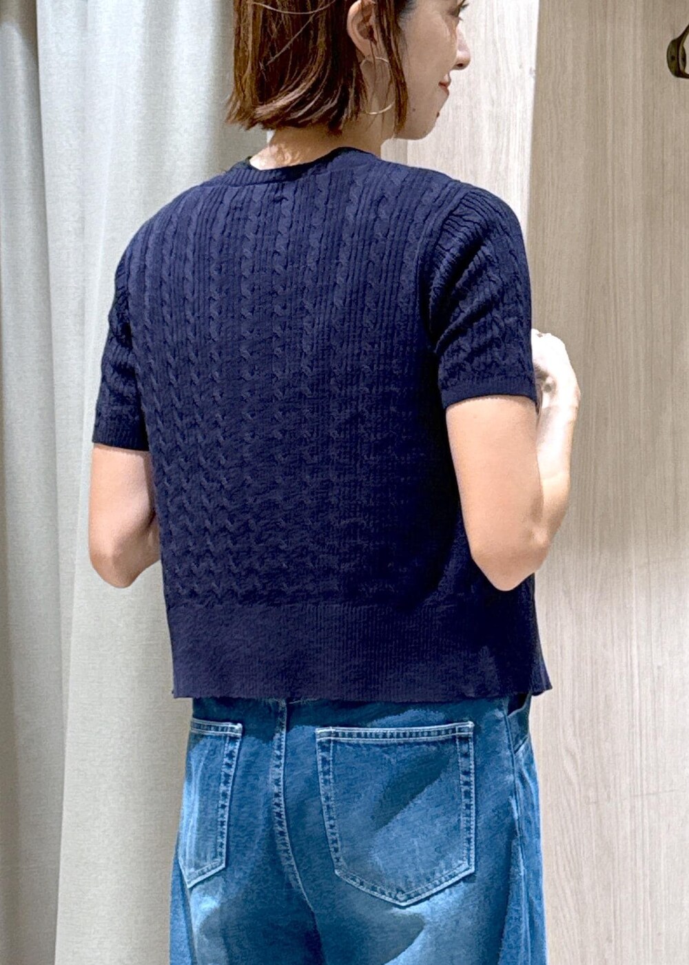 ブラック系のシャツ/ブラウス、ブルー系のカーディガン/ボレロ、ブラック系のハンドバッグを着用したレディースの夏コーディネートの9枚目の写真