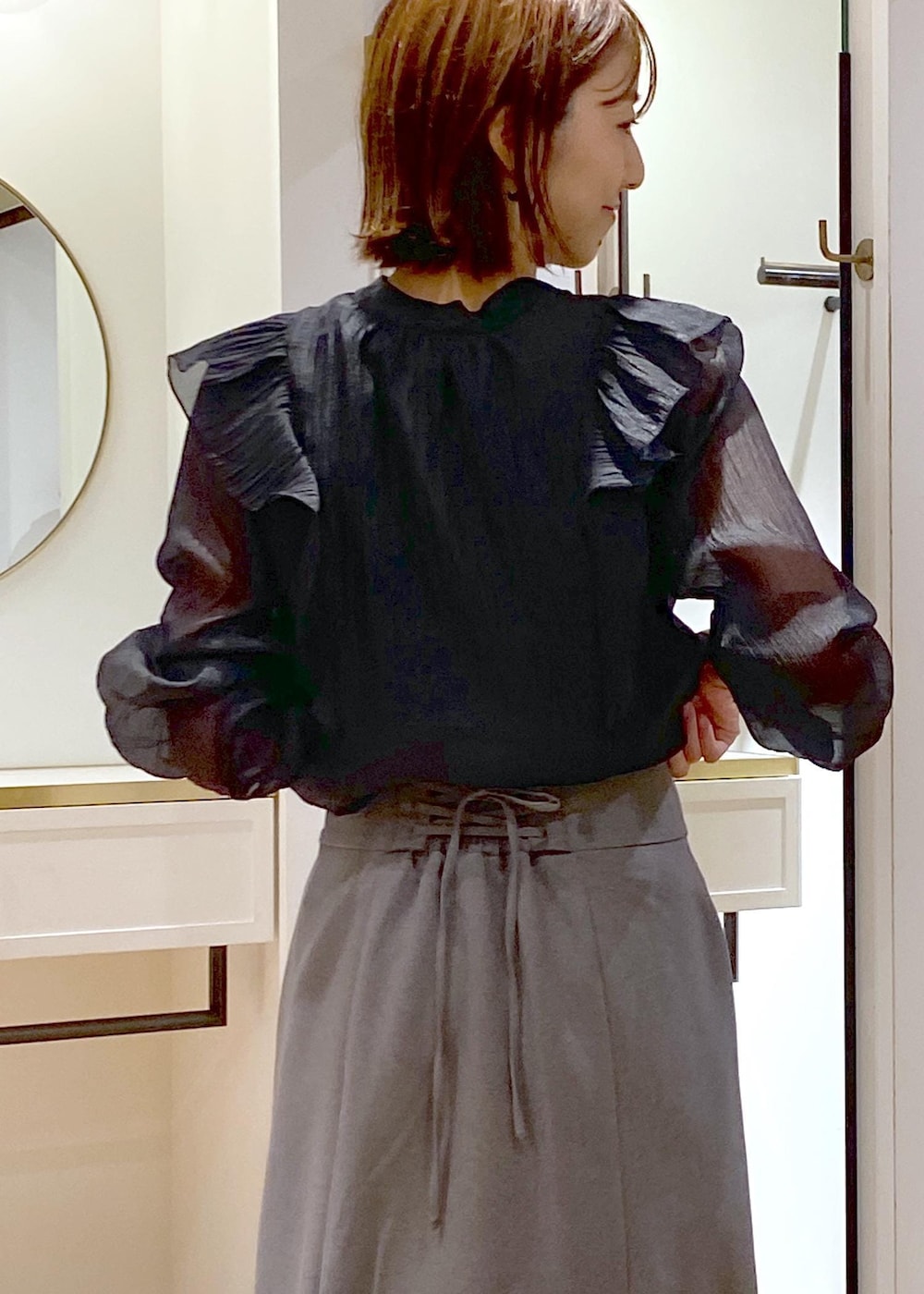 ブラック系のキャミソール、ベージュ系のドレスシューズ、ベージュ系のショルダーバッグを着用したレディースの秋コーディネートの9枚目の写真